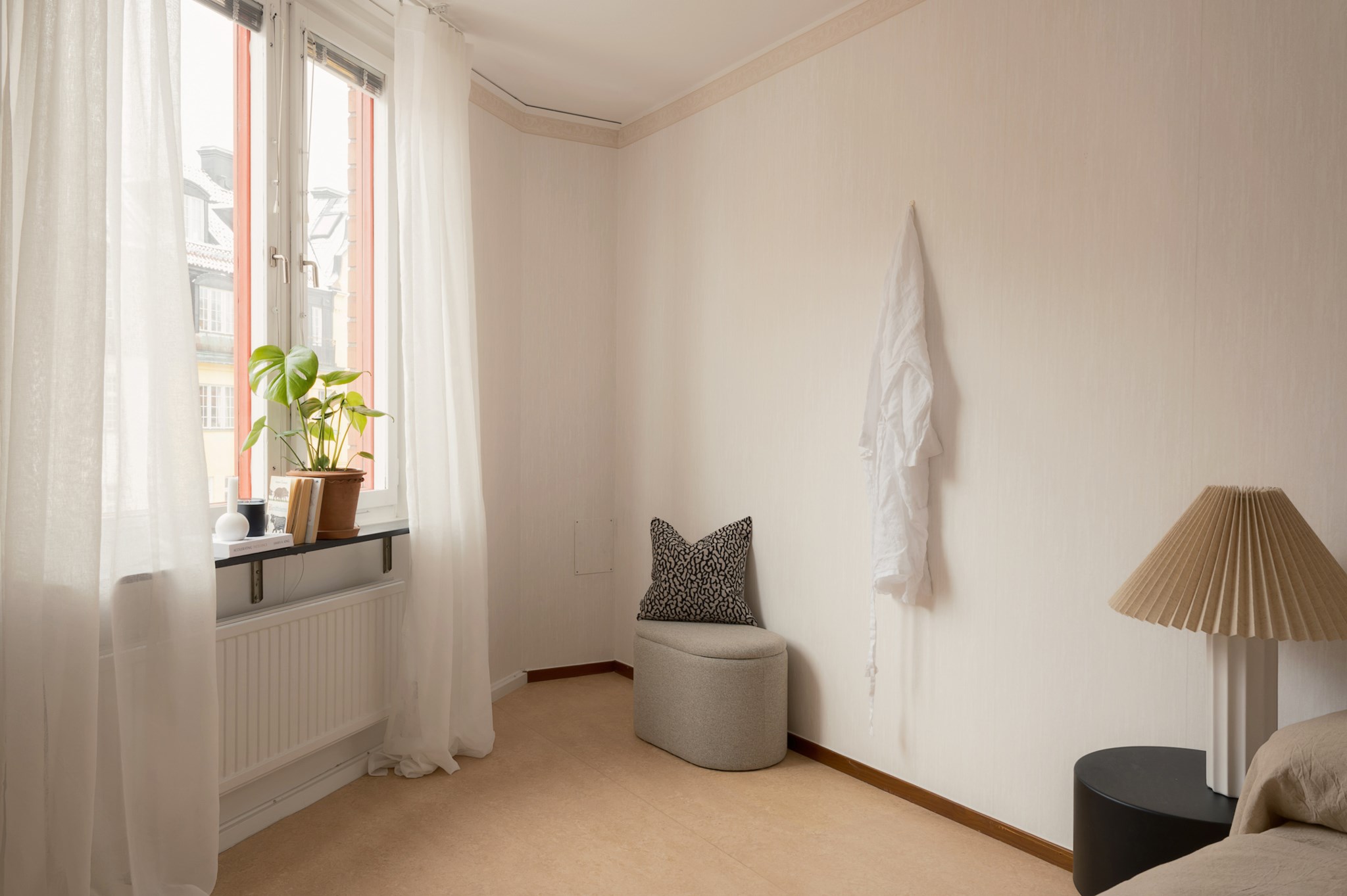 Ljust och rymligt master bedroom Karlaplan 15B, 4 tr