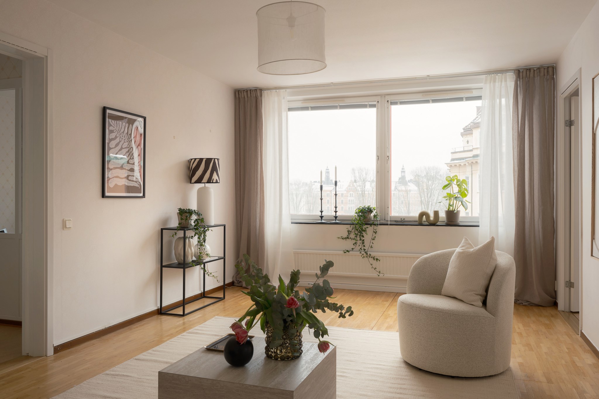 Sällskapsrum med stora fönster Karlaplan 15B, 4 tr