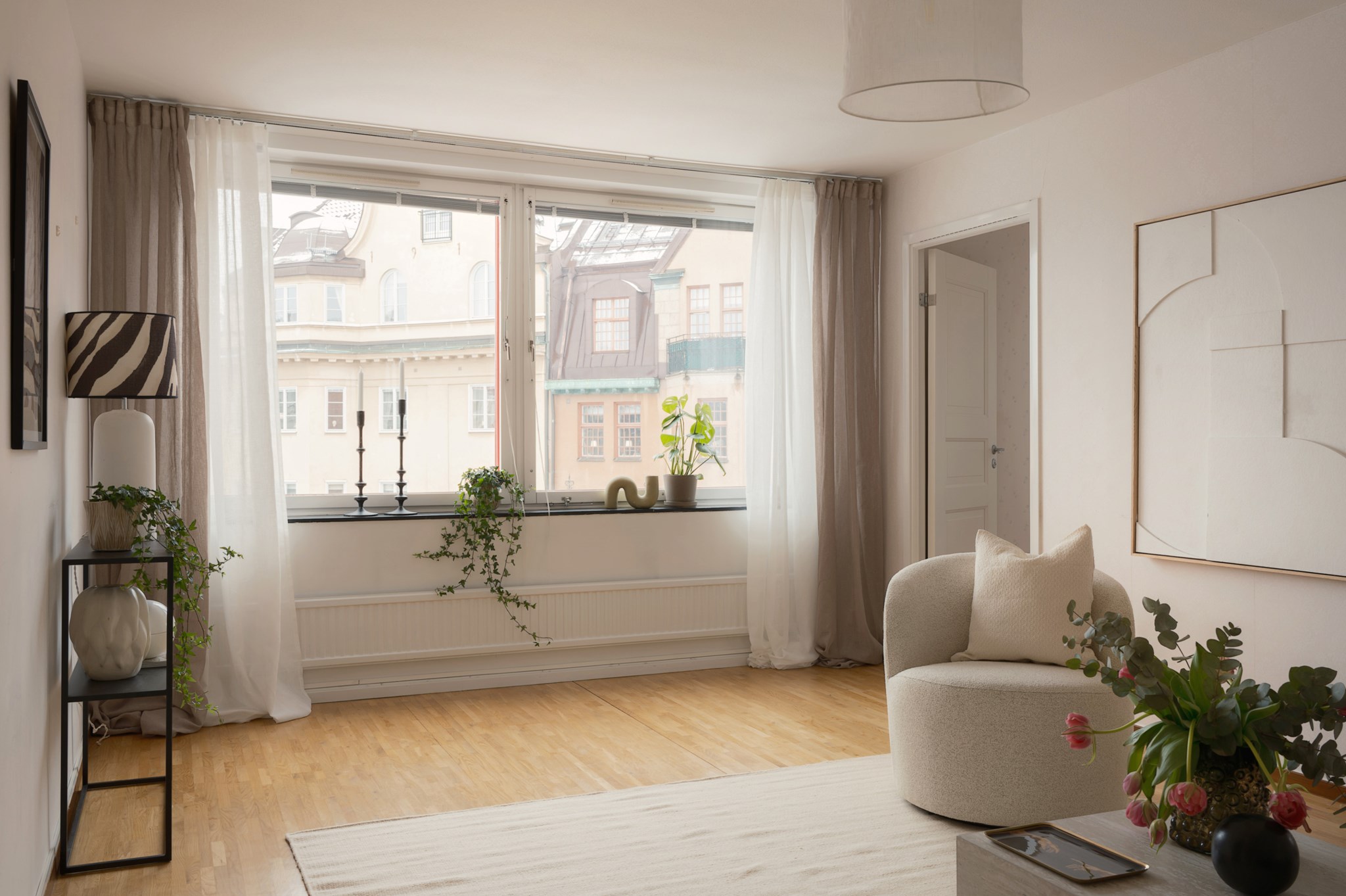 Ljust och lättmöblerat sällskapsrum Karlaplan 15B, 4 tr