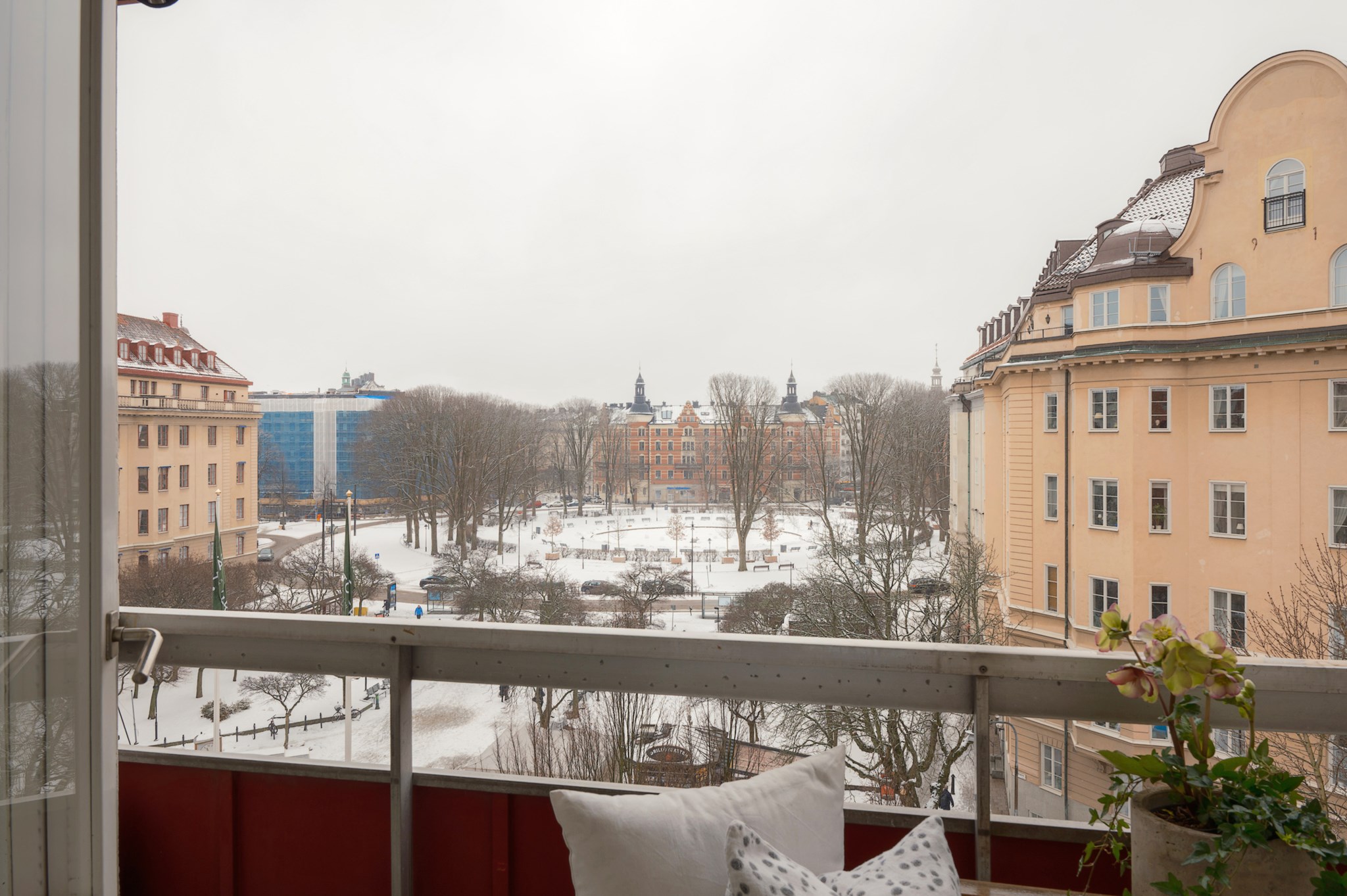 Balkong med fri vy över Karlaplan Karlaplan 15B, 4 tr