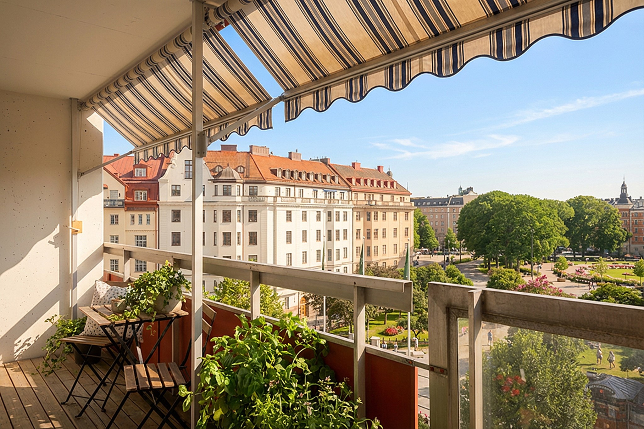 Stor balkong med fri vy över Karlaplan sommar Karlaplan 15B, 4 tr