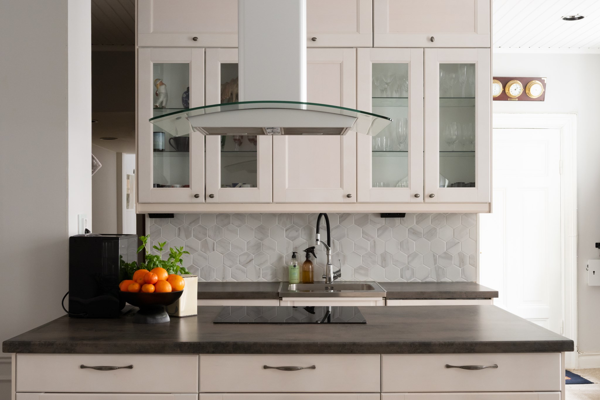 Kök med bra arbetsyta och förvaring Teknologgatan 7C