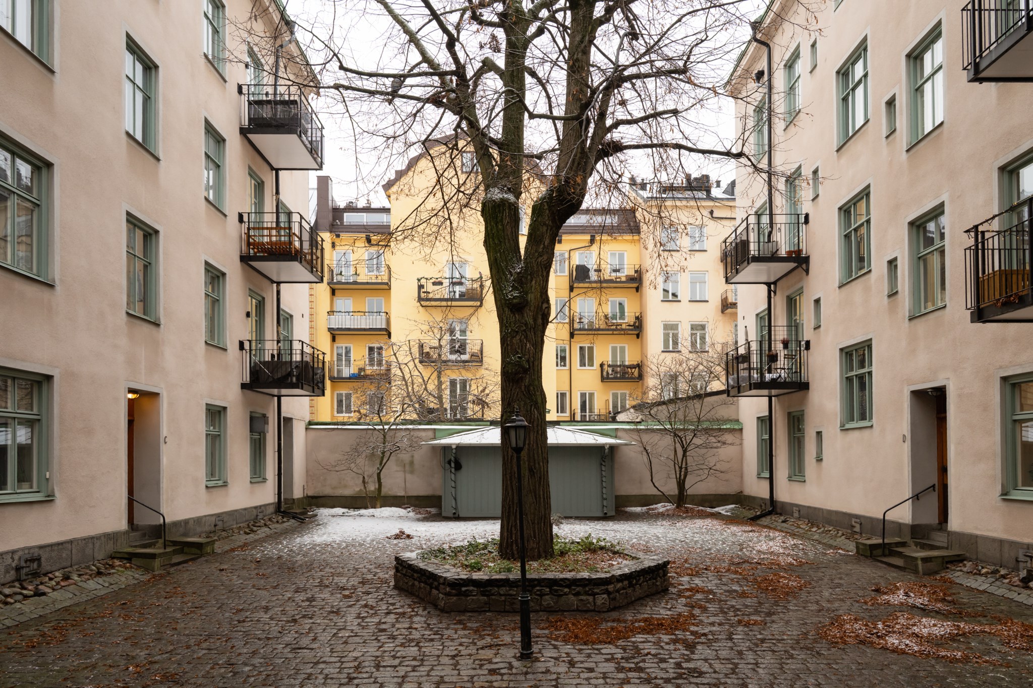 Föreningens fina innergård med kullersten Teknologgatan 7C