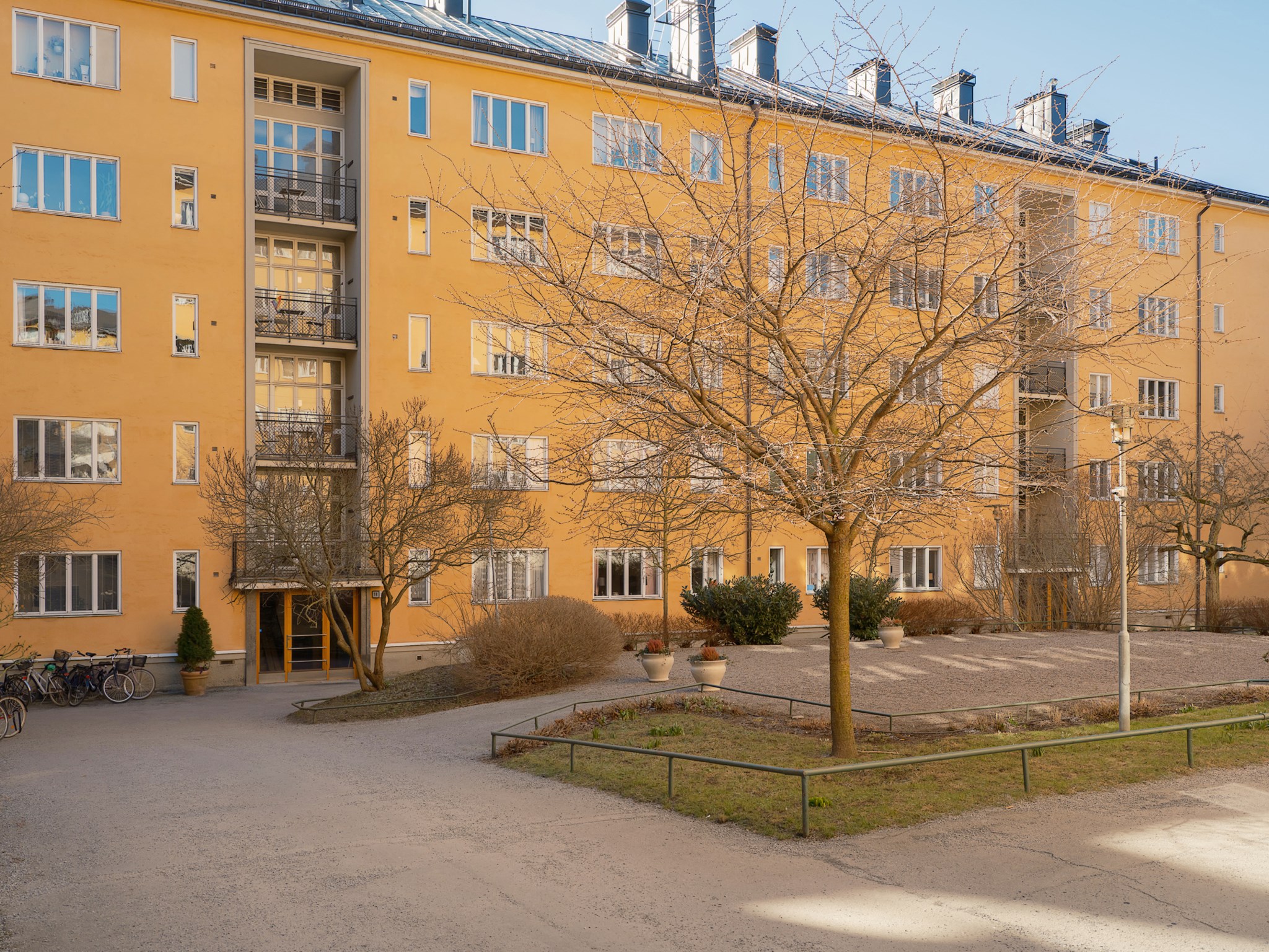 Föreningens mysiga och lummiga innergård sommartid Pontonjärgatan 18, 2,5 tr