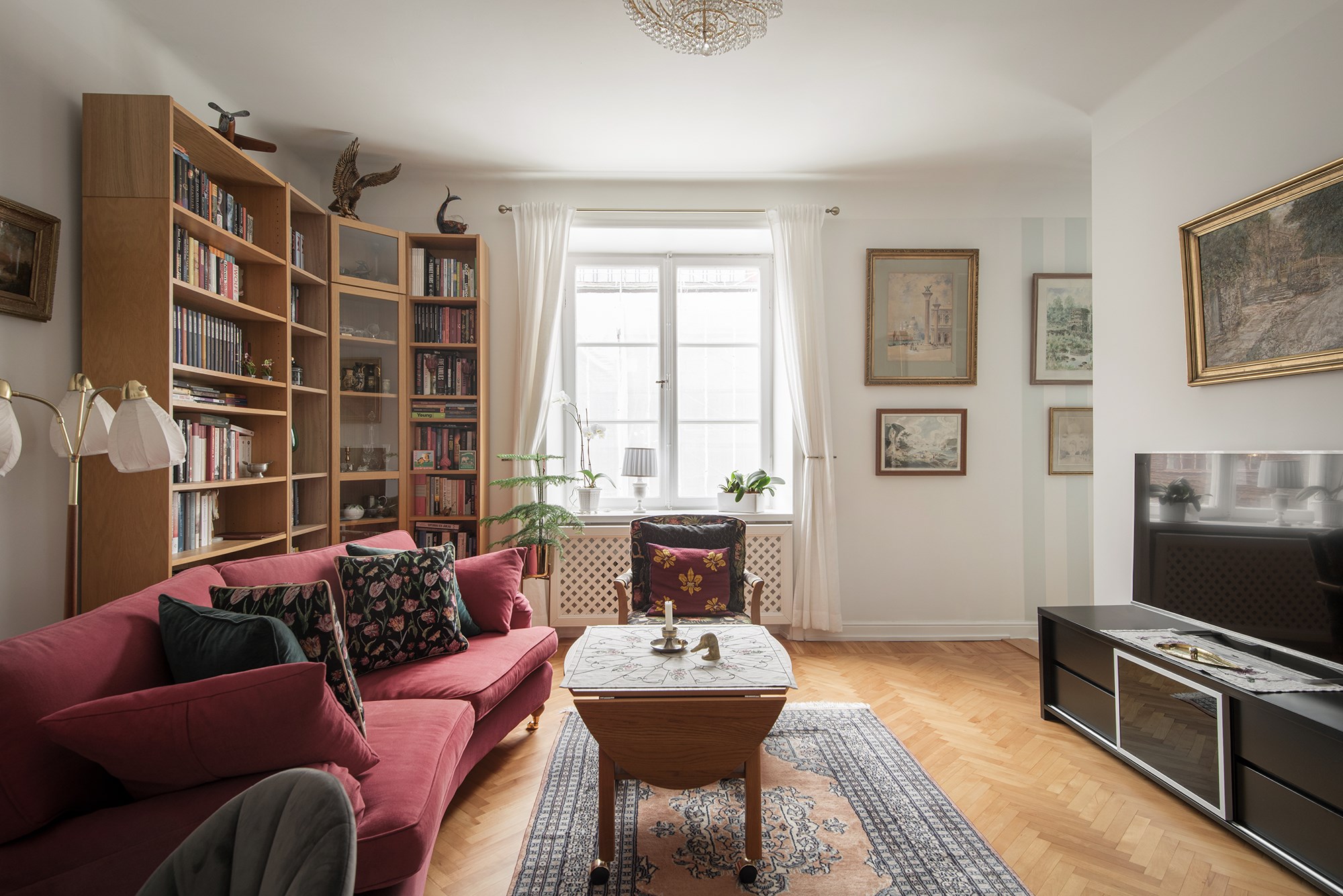 Sällskapsrum med spröjsat fönster Gävlegatan 3, 3 tr