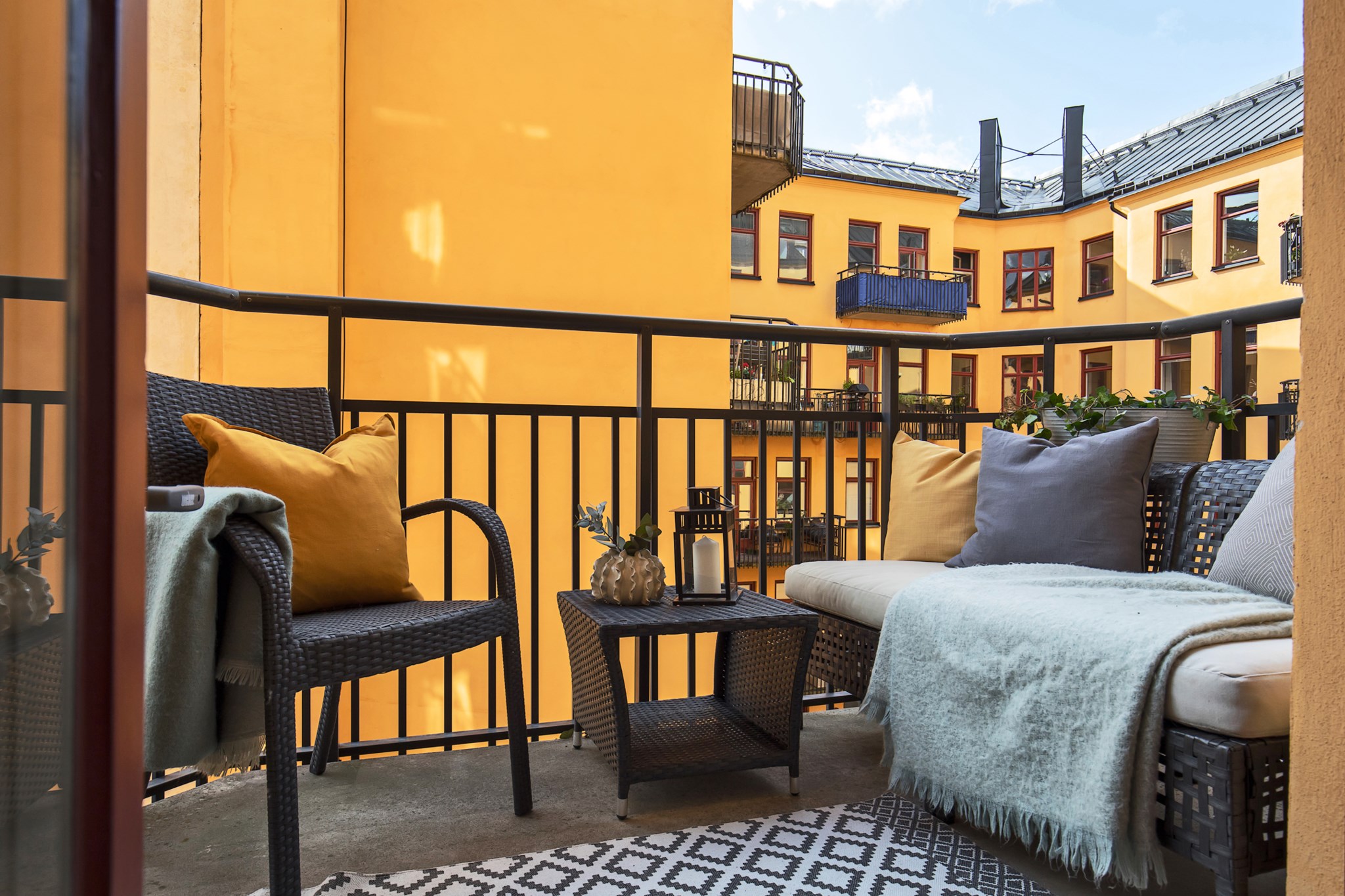 Härlig balkong mot innergård i sydvästläge Birger Jarlsgatan 111A