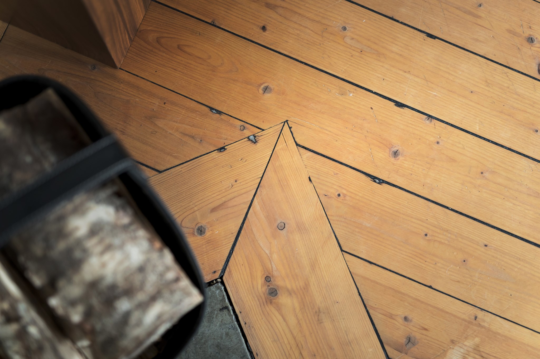 Vackert trägolv genomgående i bostaden Birger Jarlsgatan 111A