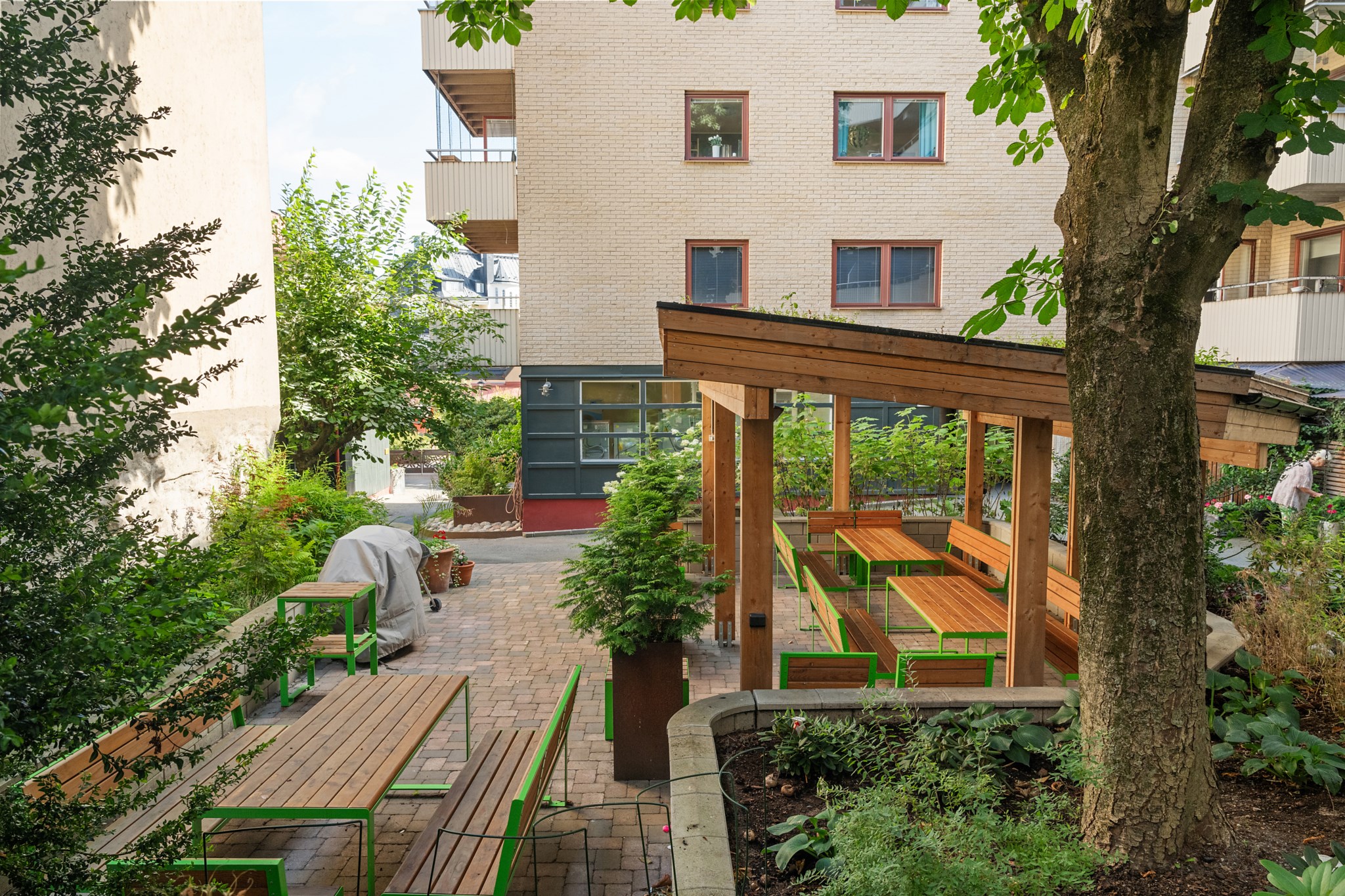 Grönskande gård sommar David Bagares Gata 7