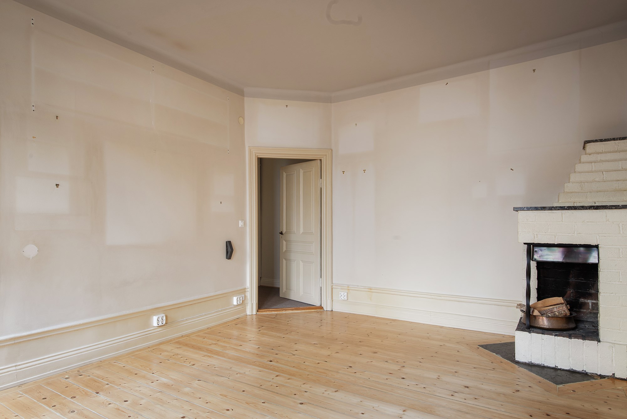 Sällskapsrum med eldstad (ej fungerande) Surbrunnsgatan 4, 1 tr