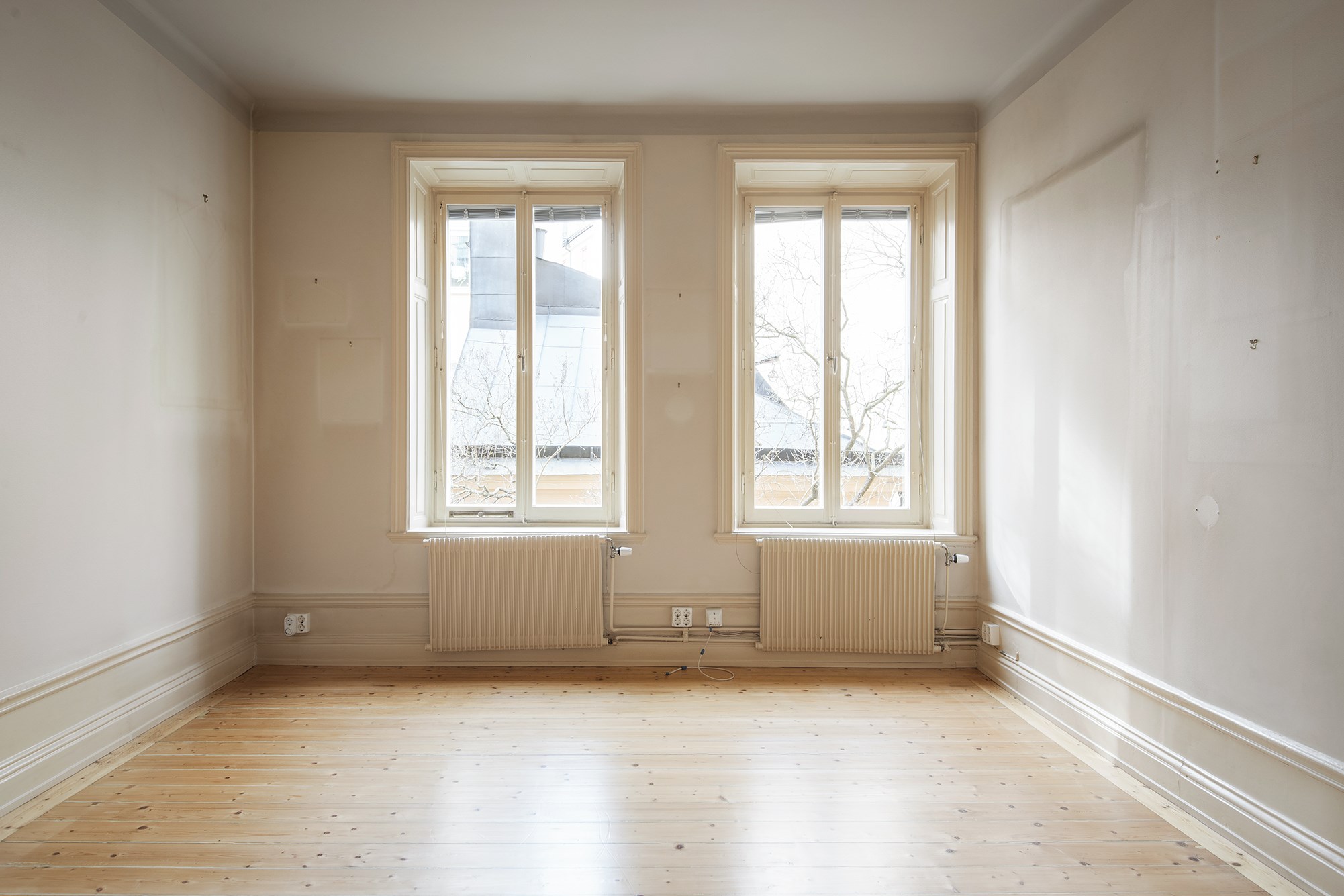 Sällskapsrum med två höga fönster Surbrunnsgatan 4, 1 tr