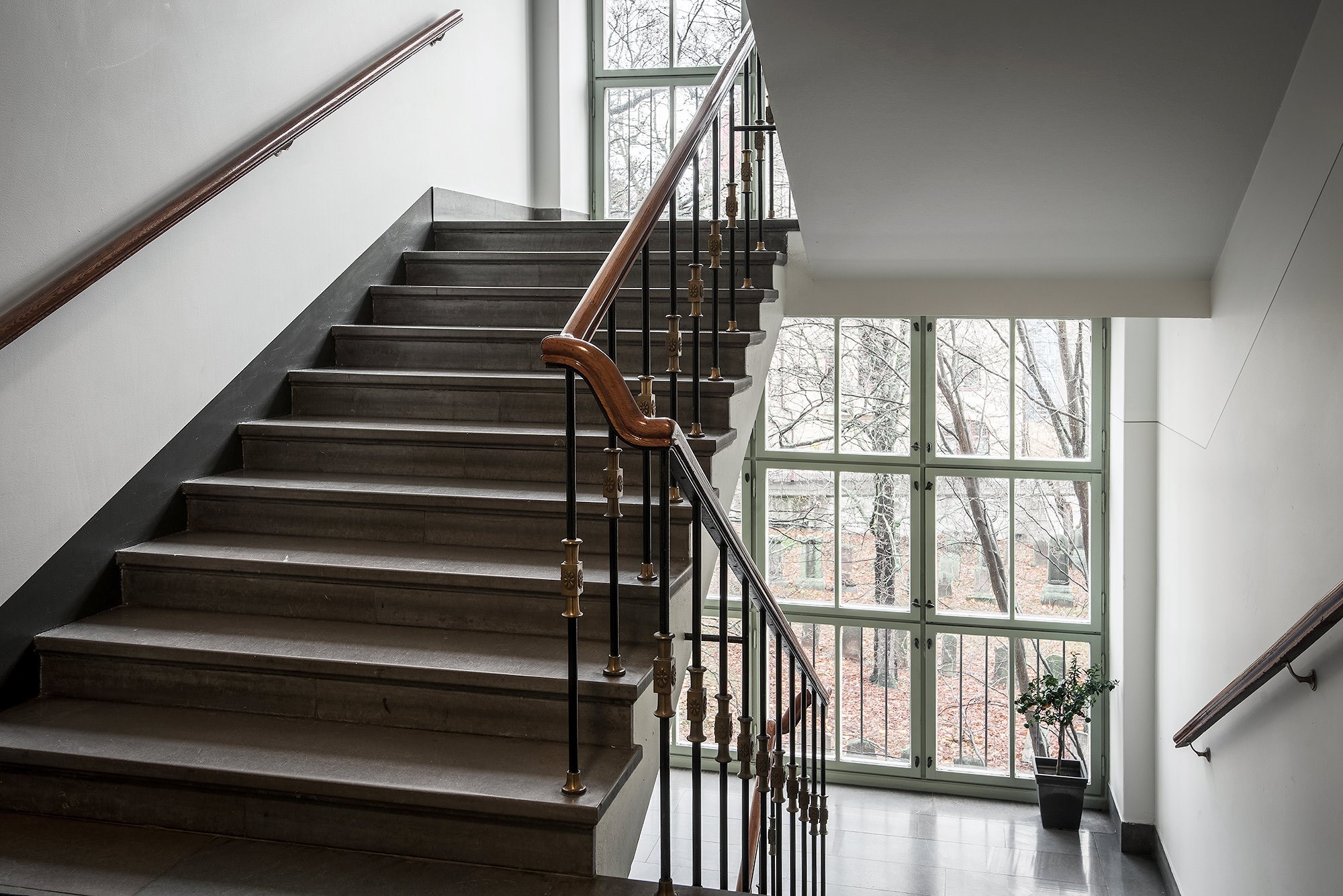 Underbart vackert trapphus med fantastiska detaljer och stora fönster Alströmergatan 49, 3tr