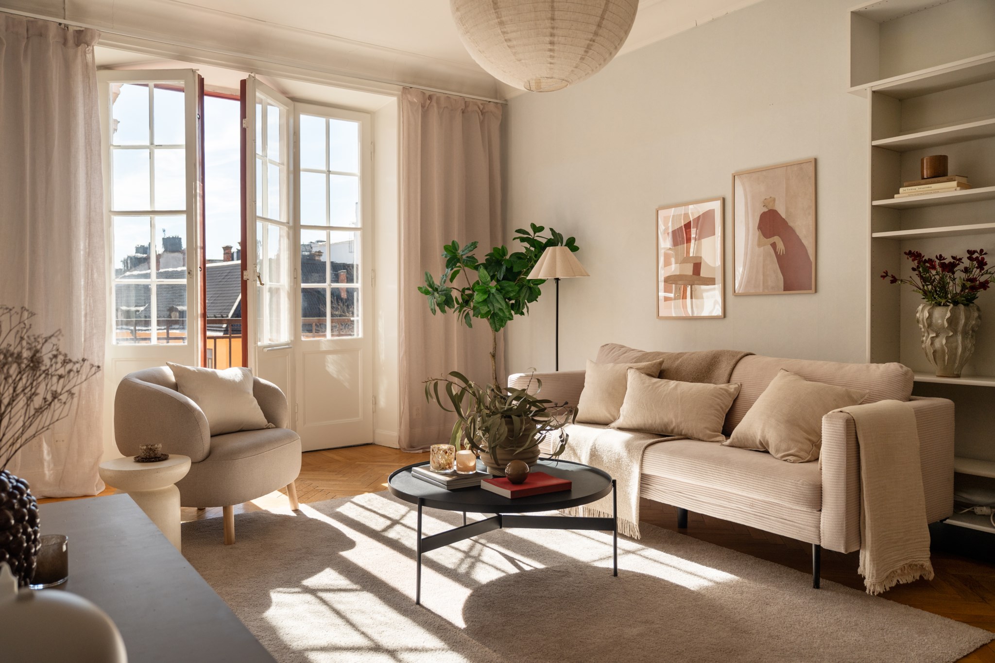 Sällskapsrum med balkong och tre balkongdörrar Rörstrandsgatan 4, 3 tr