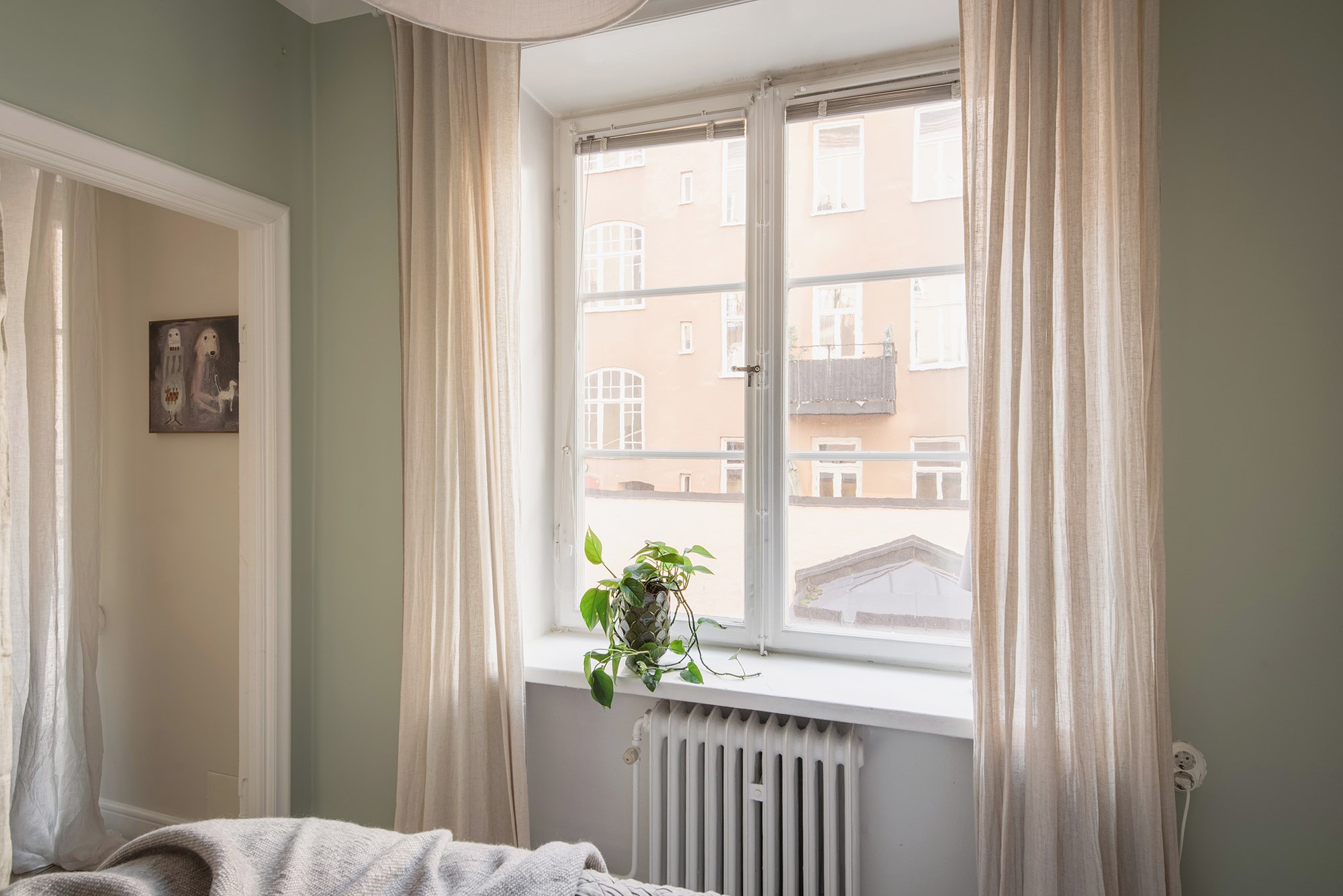 Sovrum med spröjsat fönster Sveavägen 99