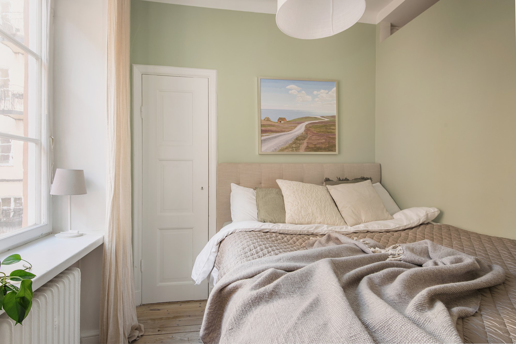 Sovrum med plats för en bred säng Sveavägen 99