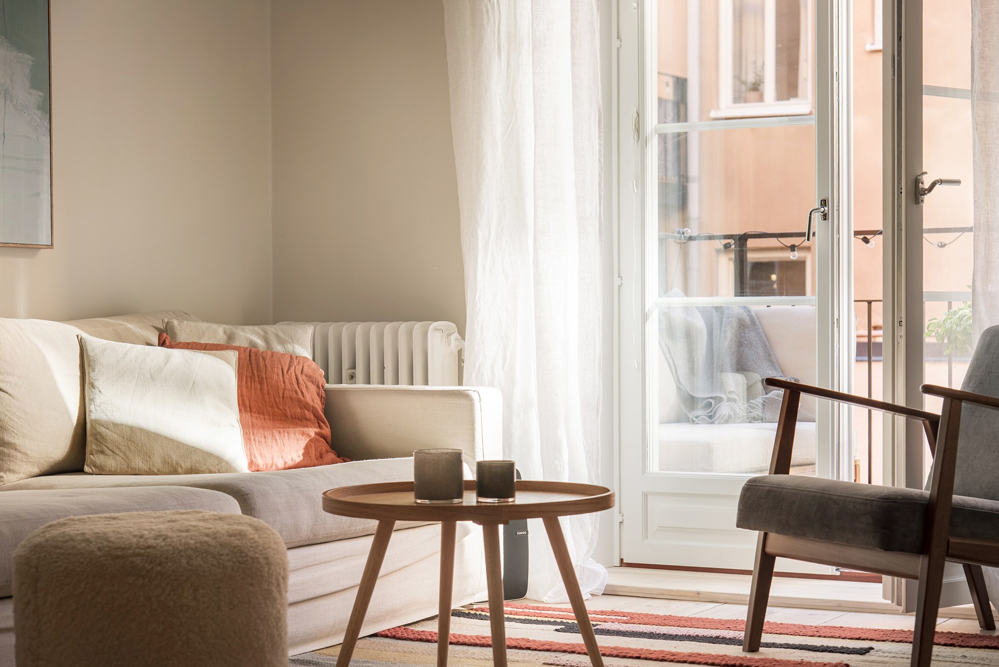 Glasinfattade pardörrar till balkong Sveavägen 99