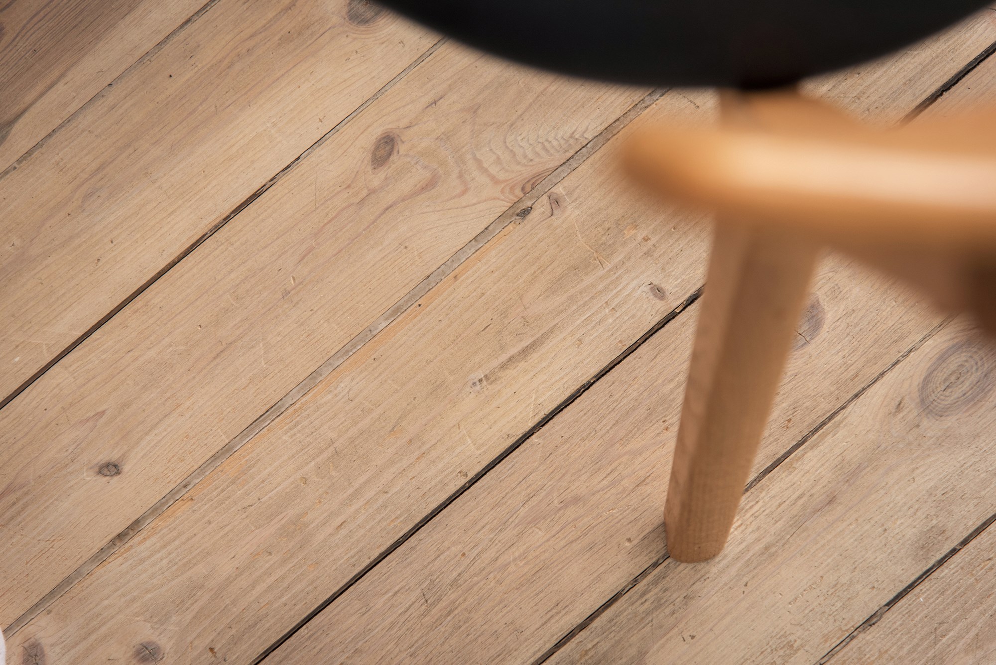 Vitpigmenterade trägolv i original Sveavägen 99