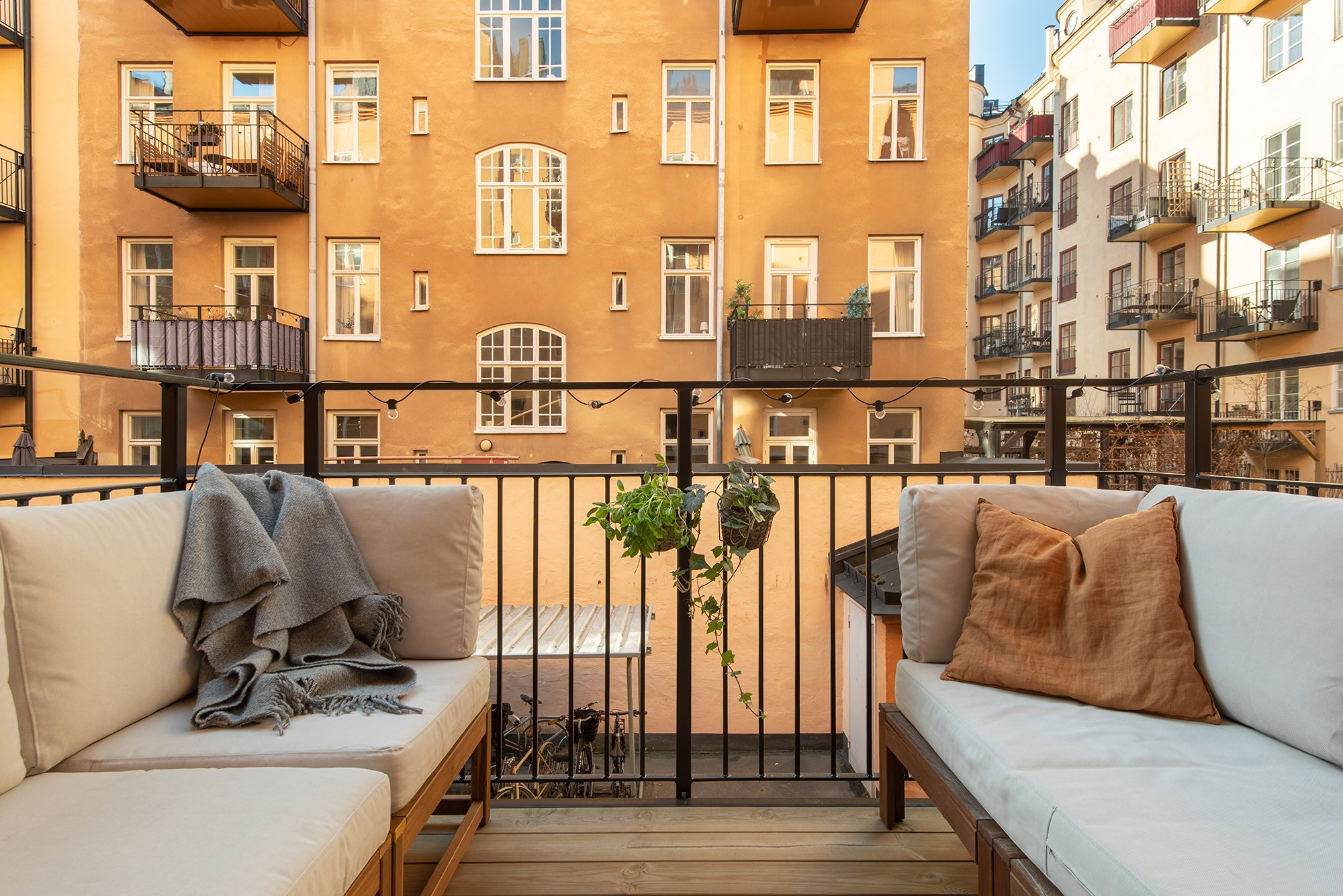 Balkong i tyst gårdsläge Sveavägen 99