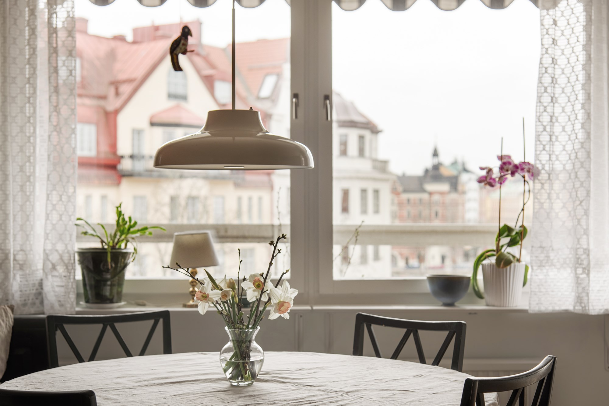 Matplats med vy över Värtavägens sekelskifteshus och Karlaplan Karlaplan 21C, 4 tr