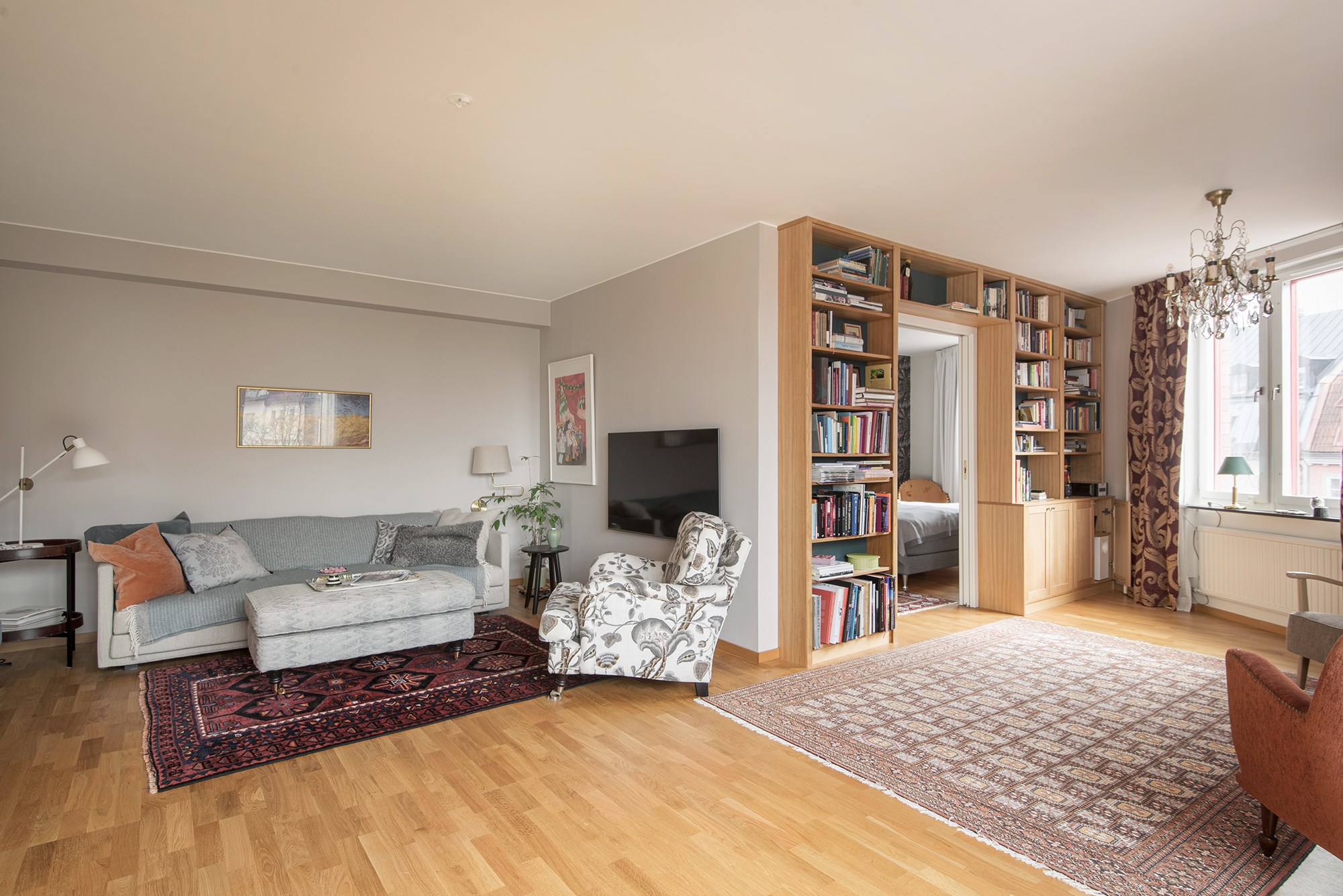 Sällskapsrum med platsbyggd bokhylla Karlaplan 21C, 4 tr