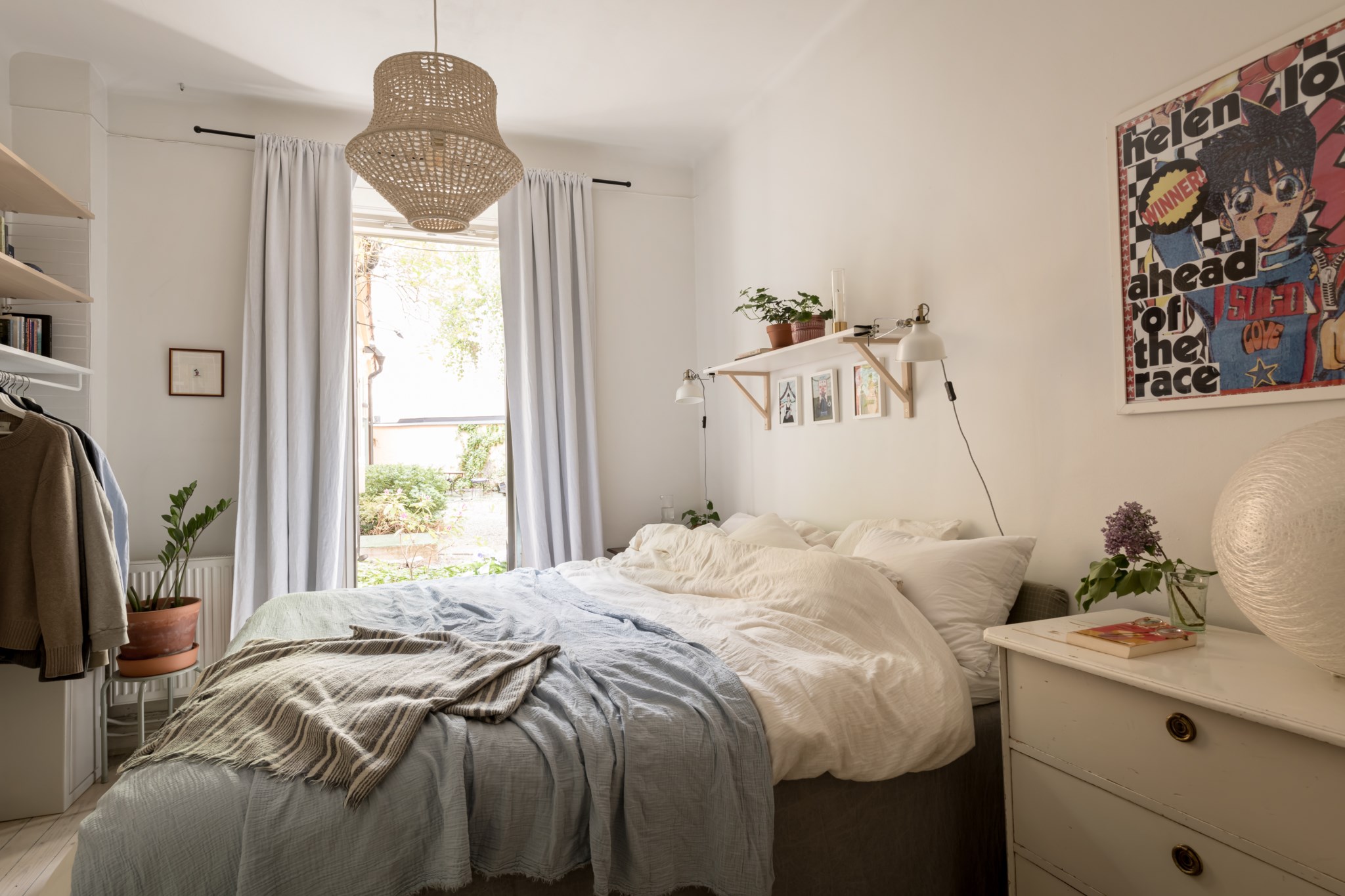 Sovrum med pardörrar till gård Surbrunnsgatan 4