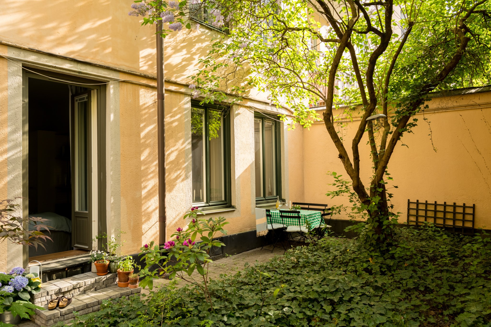 Sovrum med pardörrar till gård sommar Surbrunnsgatan 4