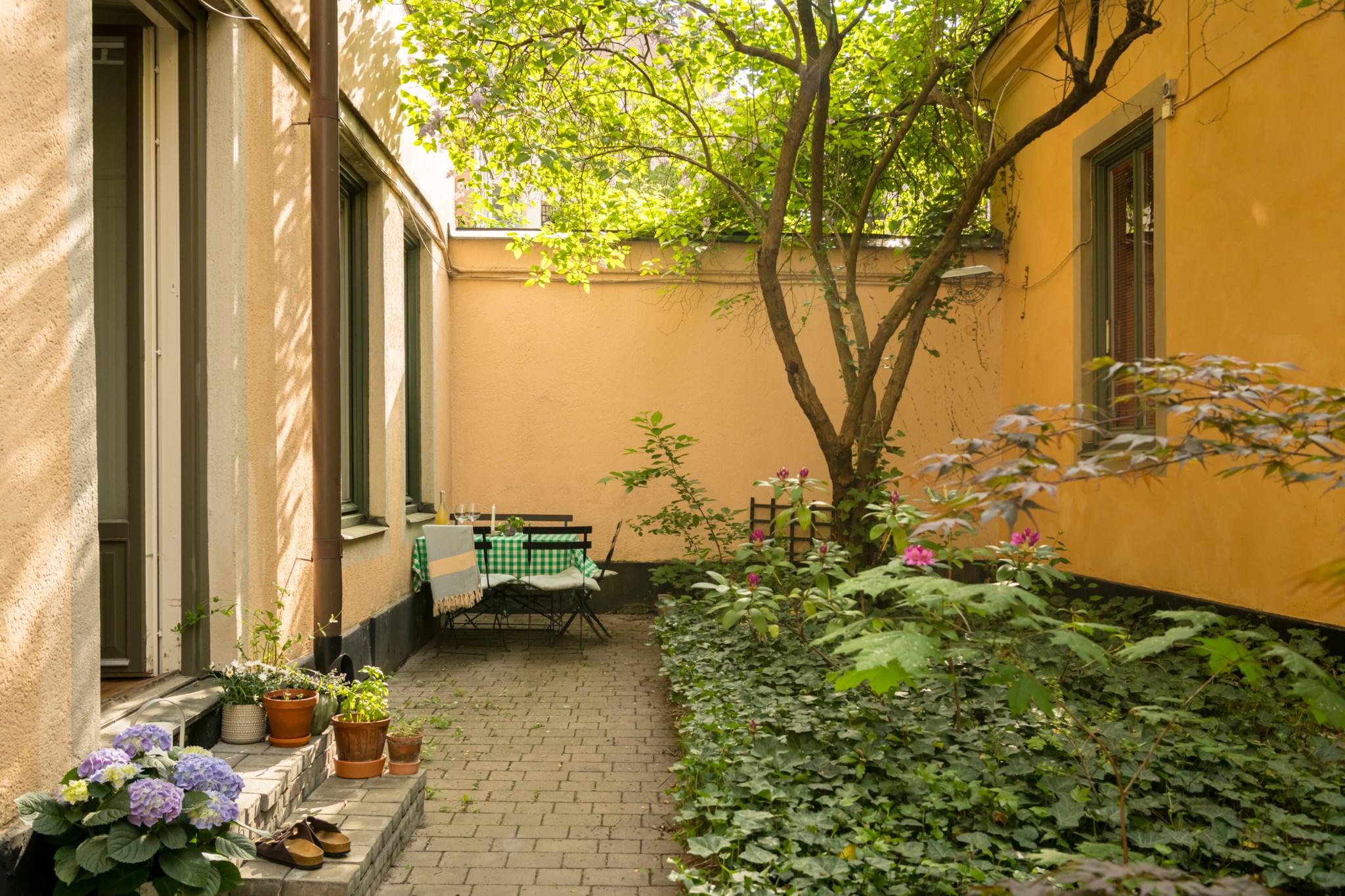 Den avskilda del av gården blir som en egen uteplats Surbrunnsgatan 4