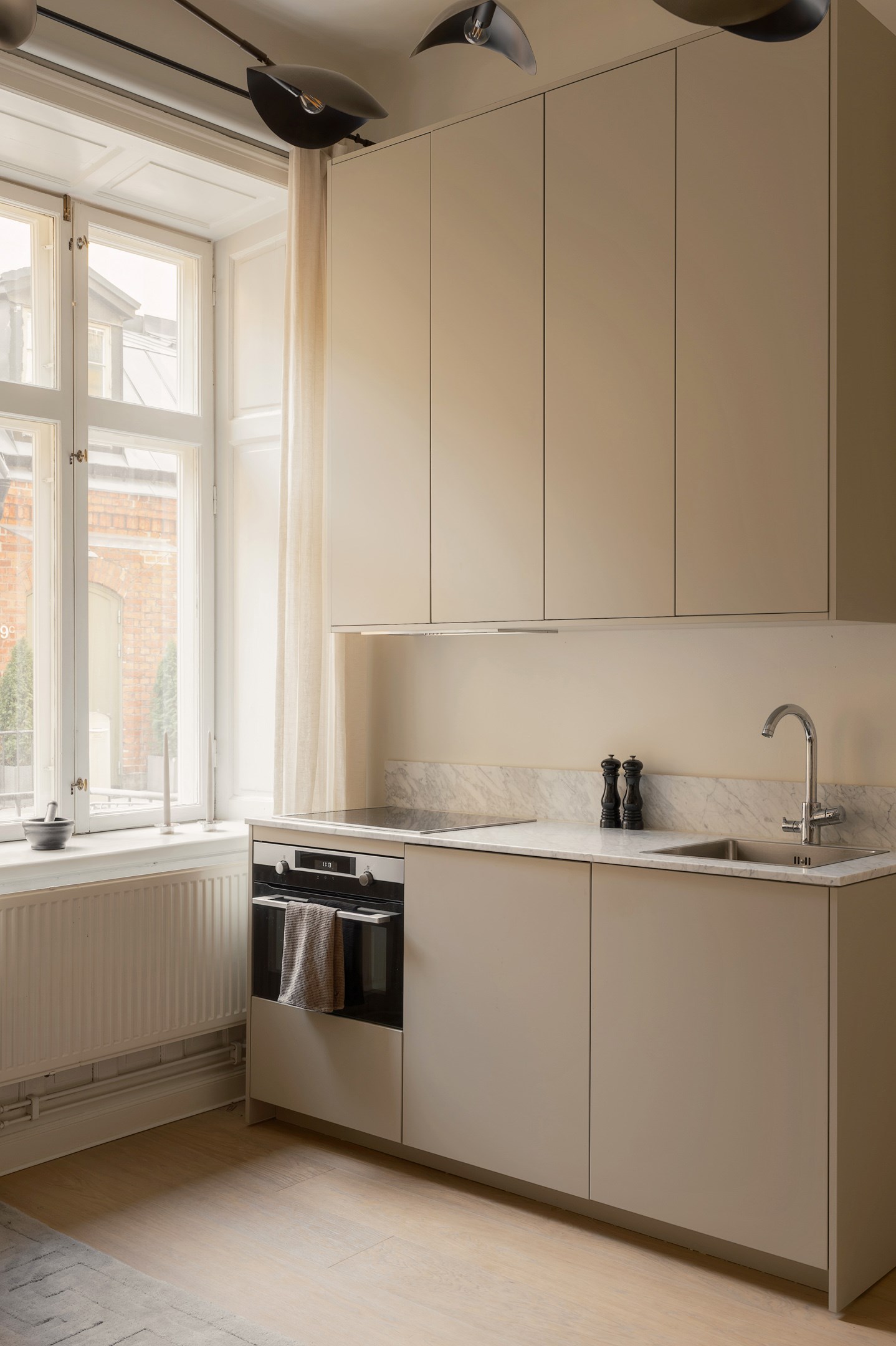 Fint renoverat kök med fönster i fil Upplandsgatan 19A