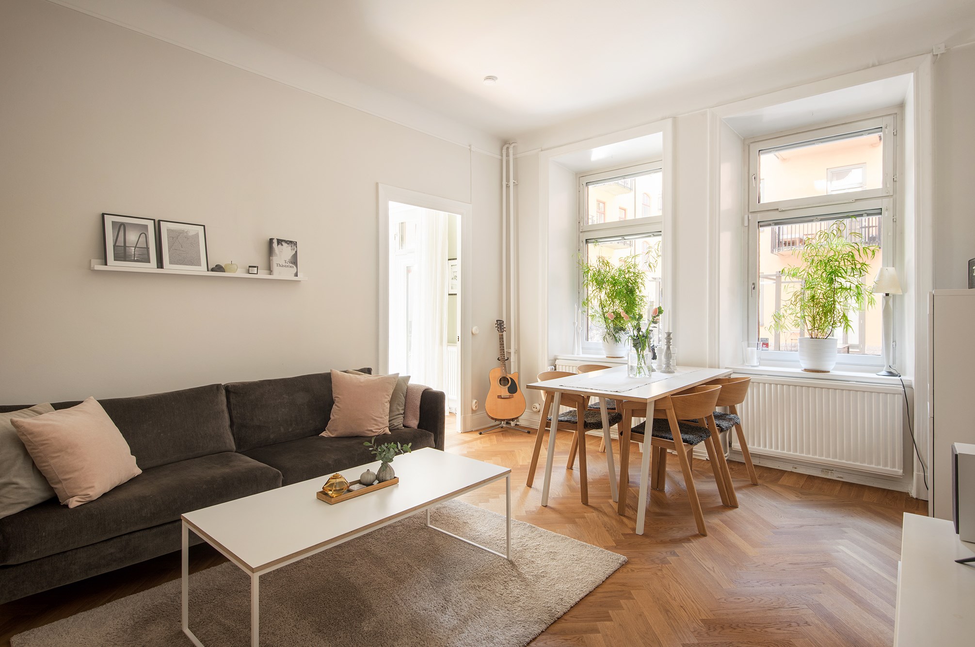 Sällskapsrum med stavparkett i fiskbensmönster Birger Jarlsgatan 113D