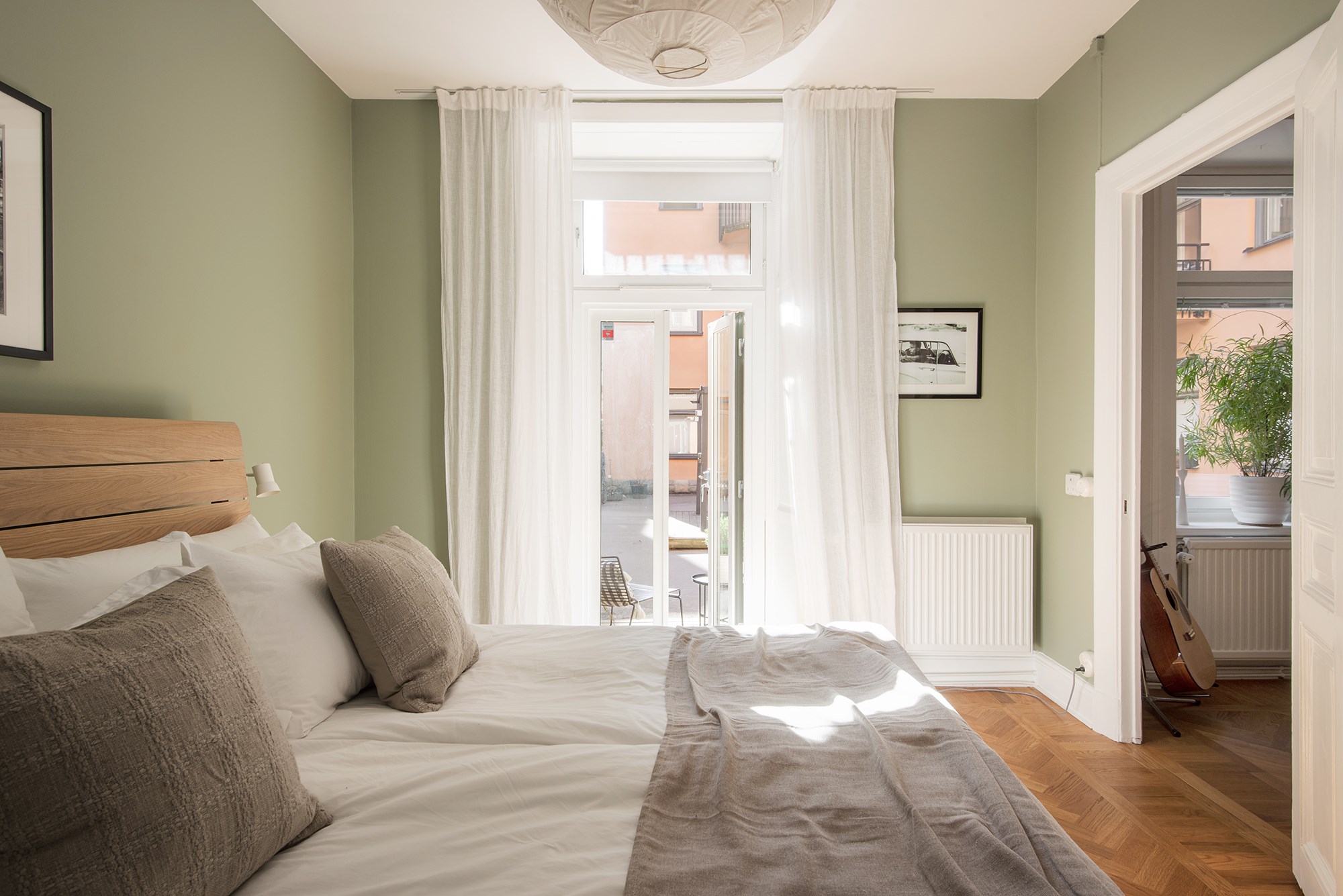 Eleganta glasinfattade pardörrar till uteplatsen Birger Jarlsgatan 113D