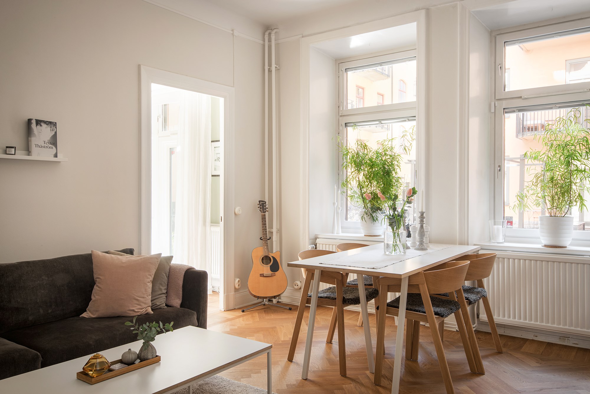 Två höga fönster med djupa nischer och speglar Birger Jarlsgatan 113D