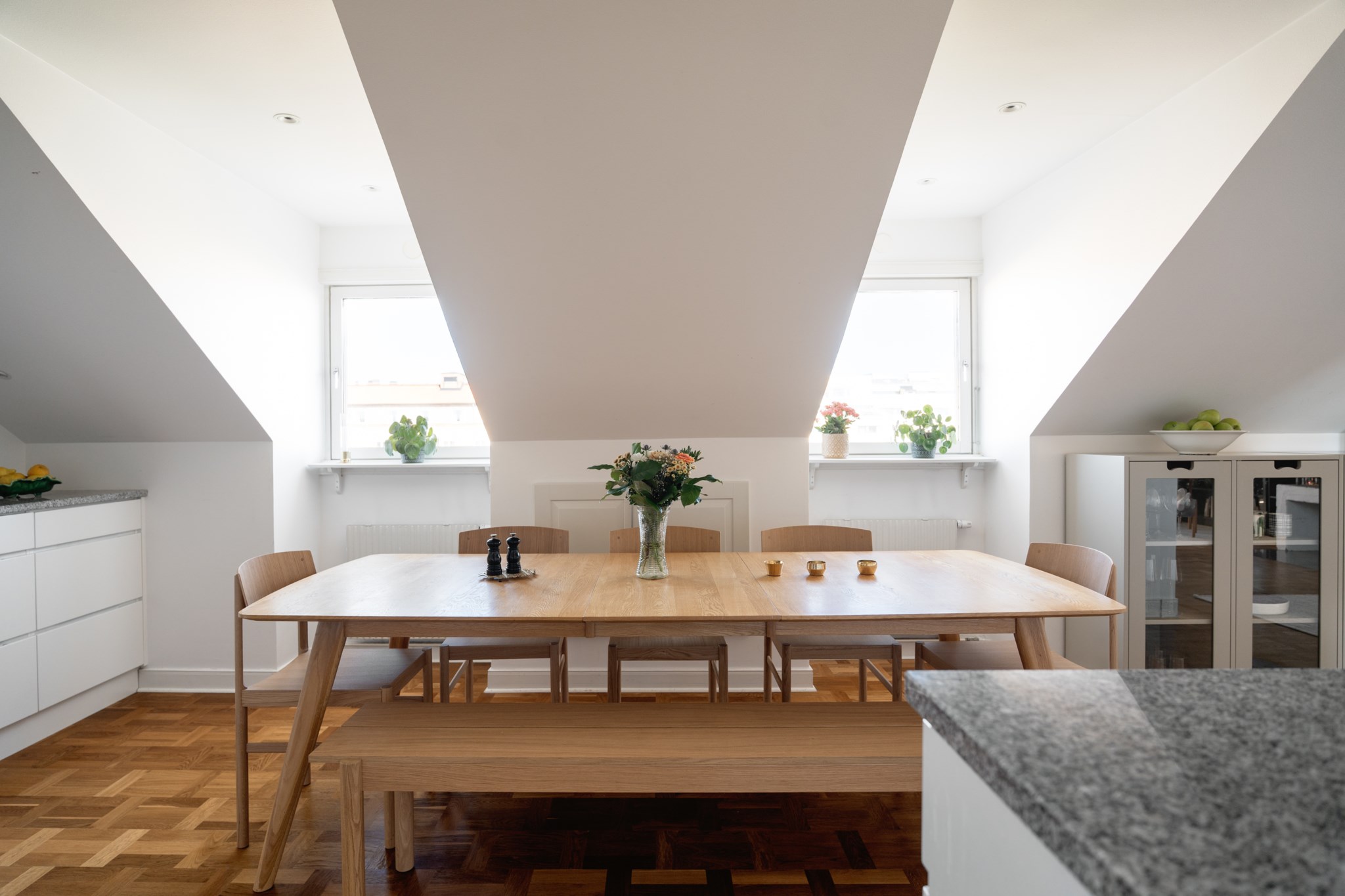 Plats för stort matbord i köket som bjuder in till härliga middagar Valhallavägen 38, vån 5/5