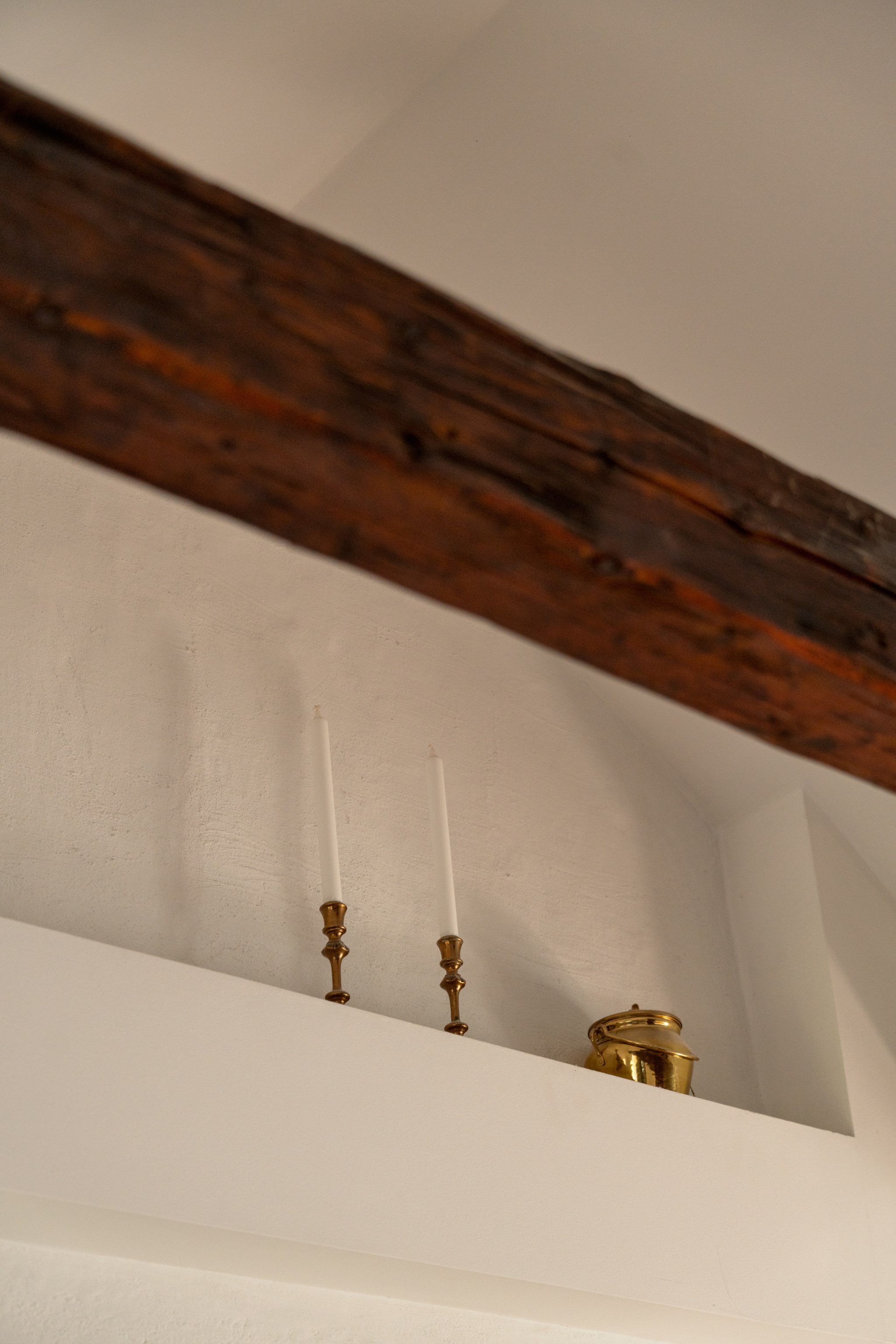 Detaljbild - Synliga takbjälkar Valhallavägen 38, vån 5/5