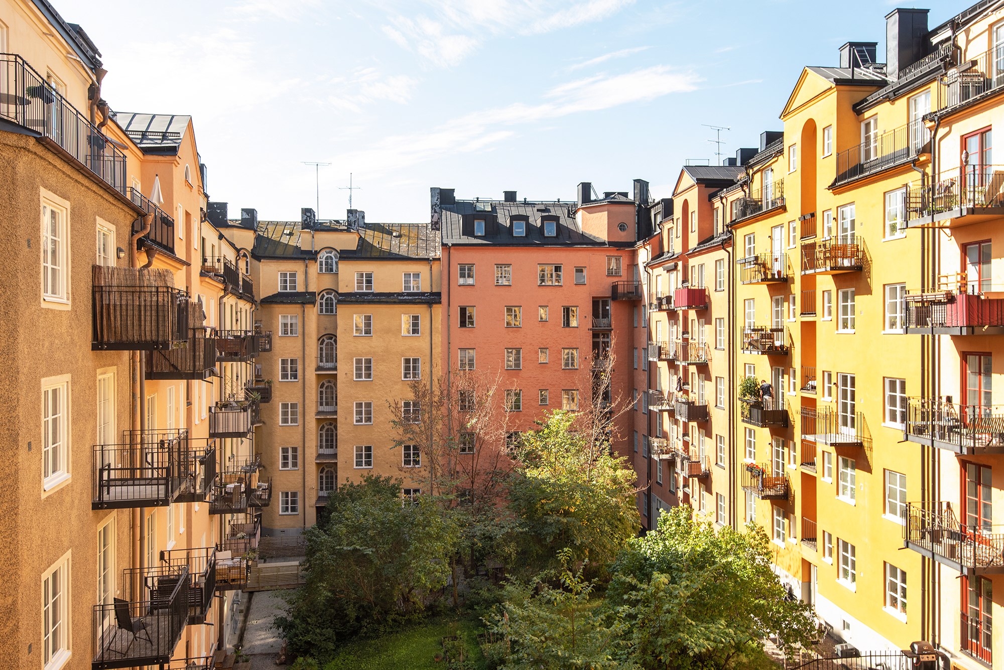 Utsikt från vädringsbalkong - Mot föreningens innergård Bråvallagatan 9A, 4tr