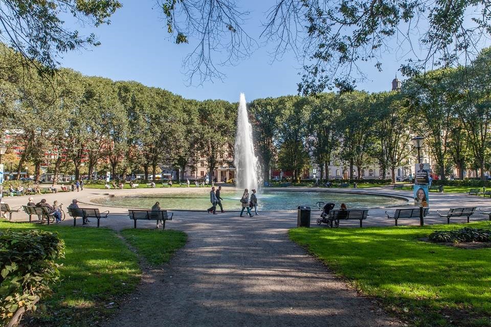 Karlaplan i sommarskrud Narvavägen 22A, 3tr