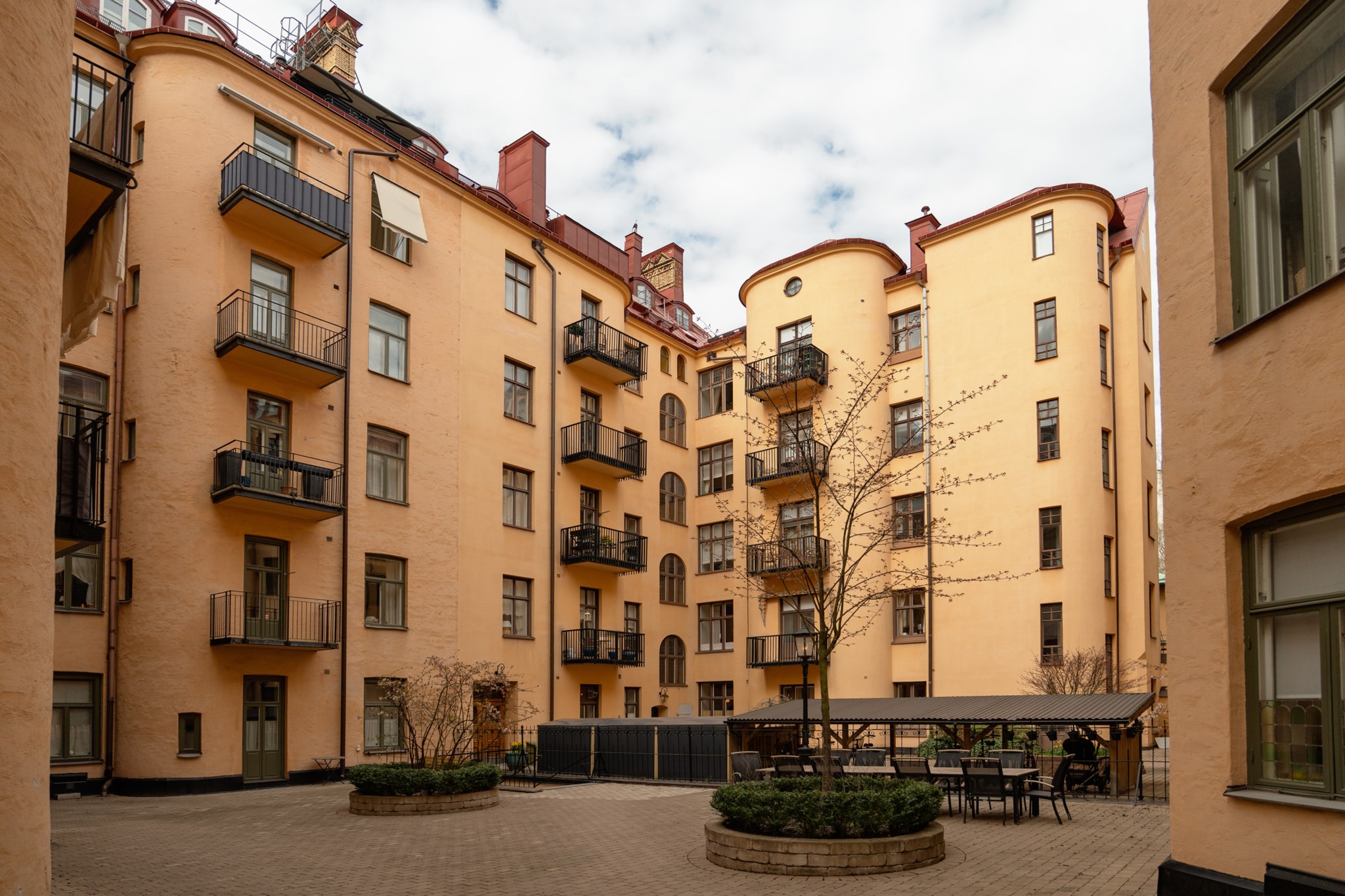 Föreningens fina innergård Narvavägen 22A, 3tr