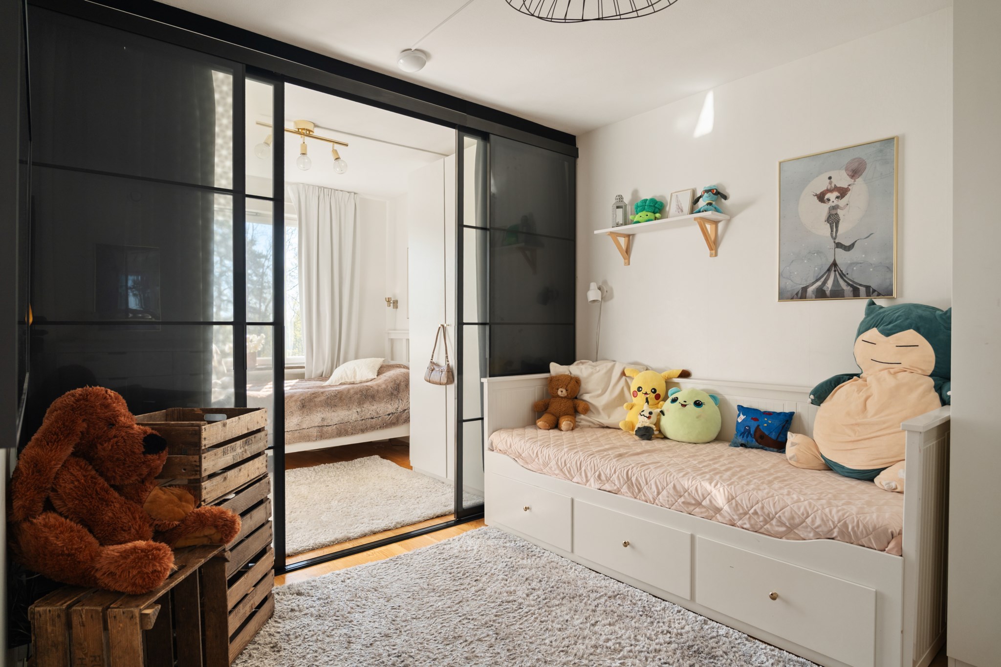 Stort sovrum som är elegant avdelat med skjutdörrar till två sovrum Kevingeringen 25