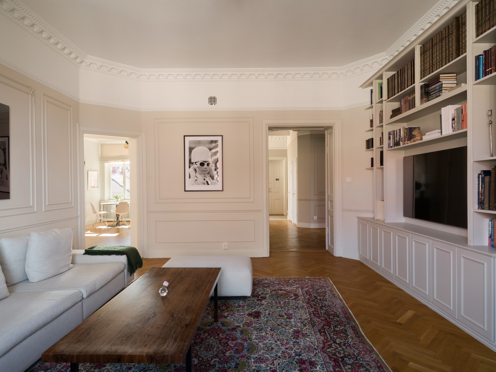 Sällskapsrum med platsbyggd bokhylla Birger Jarlsgatan 112