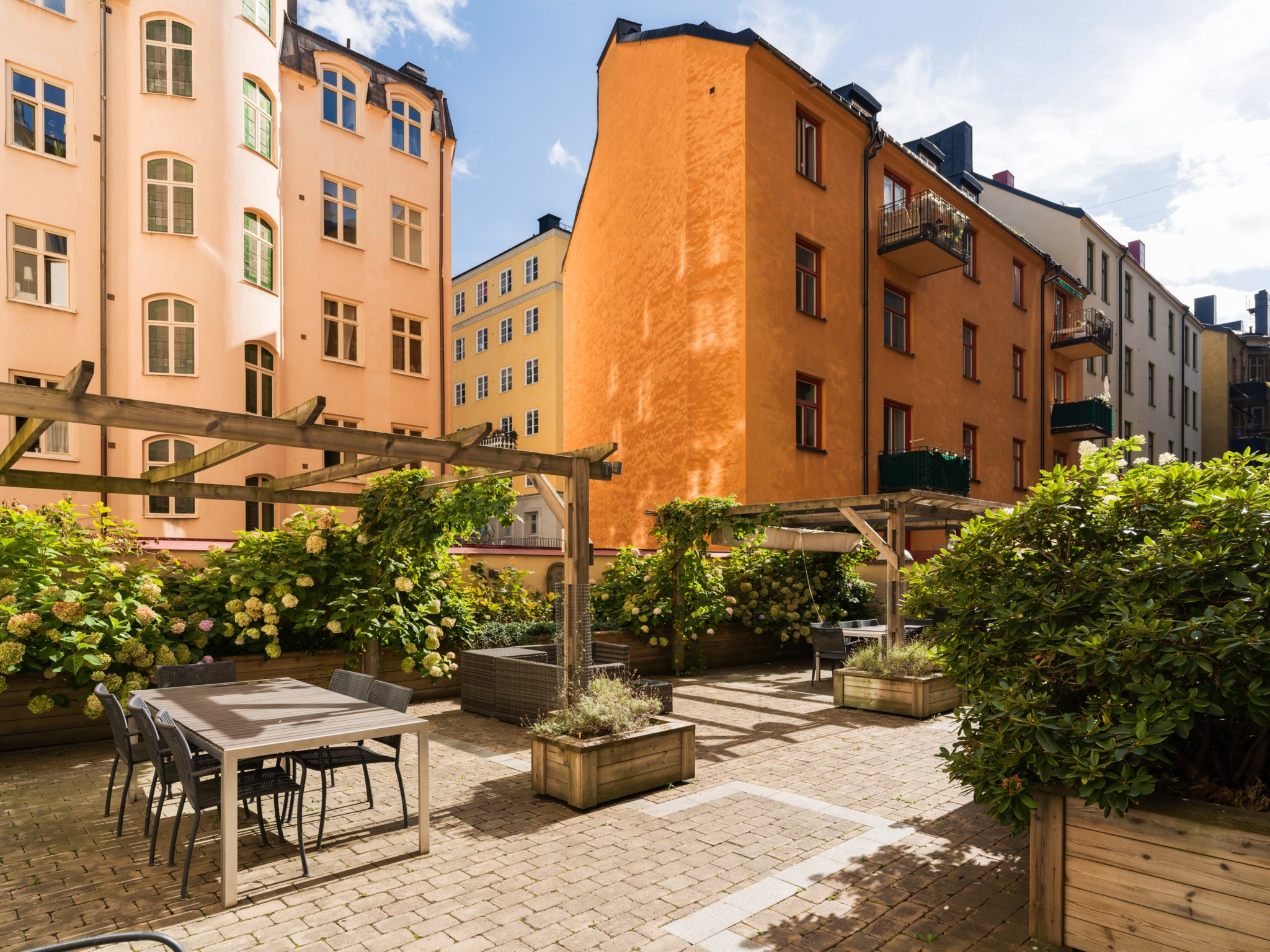 Mysig innergård med sittgrupper och vackra planteringar Birger Jarlsgatan 112