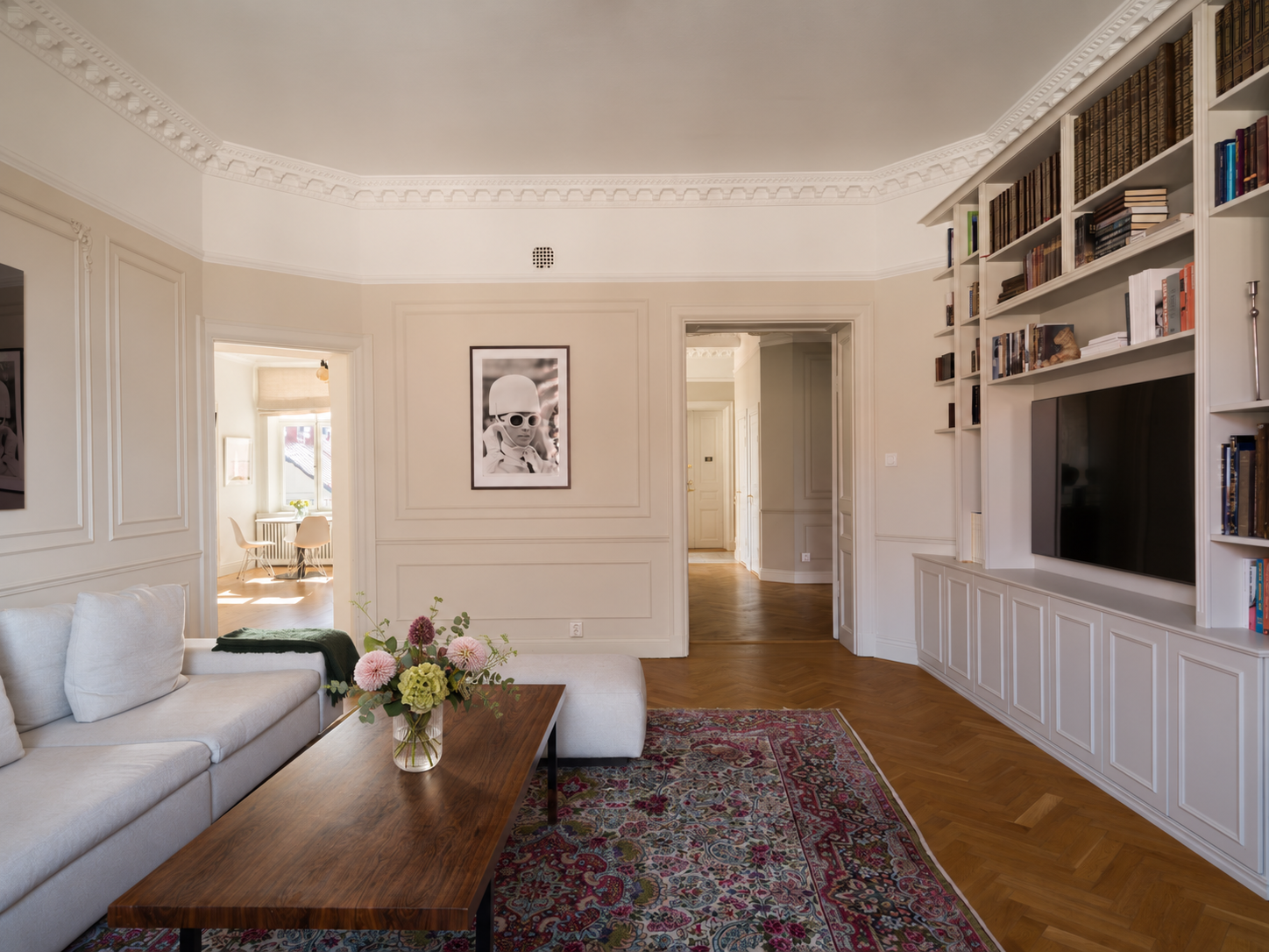 Sällskapsrum med platsbyggd bokhylla Birger Jarlsgatan