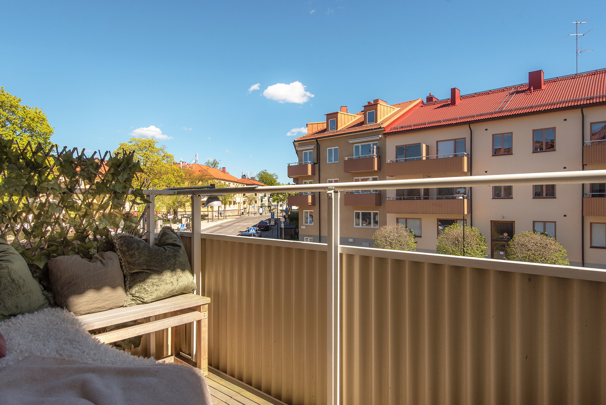 Balkong med förmiddagssol Essingestråket 17
