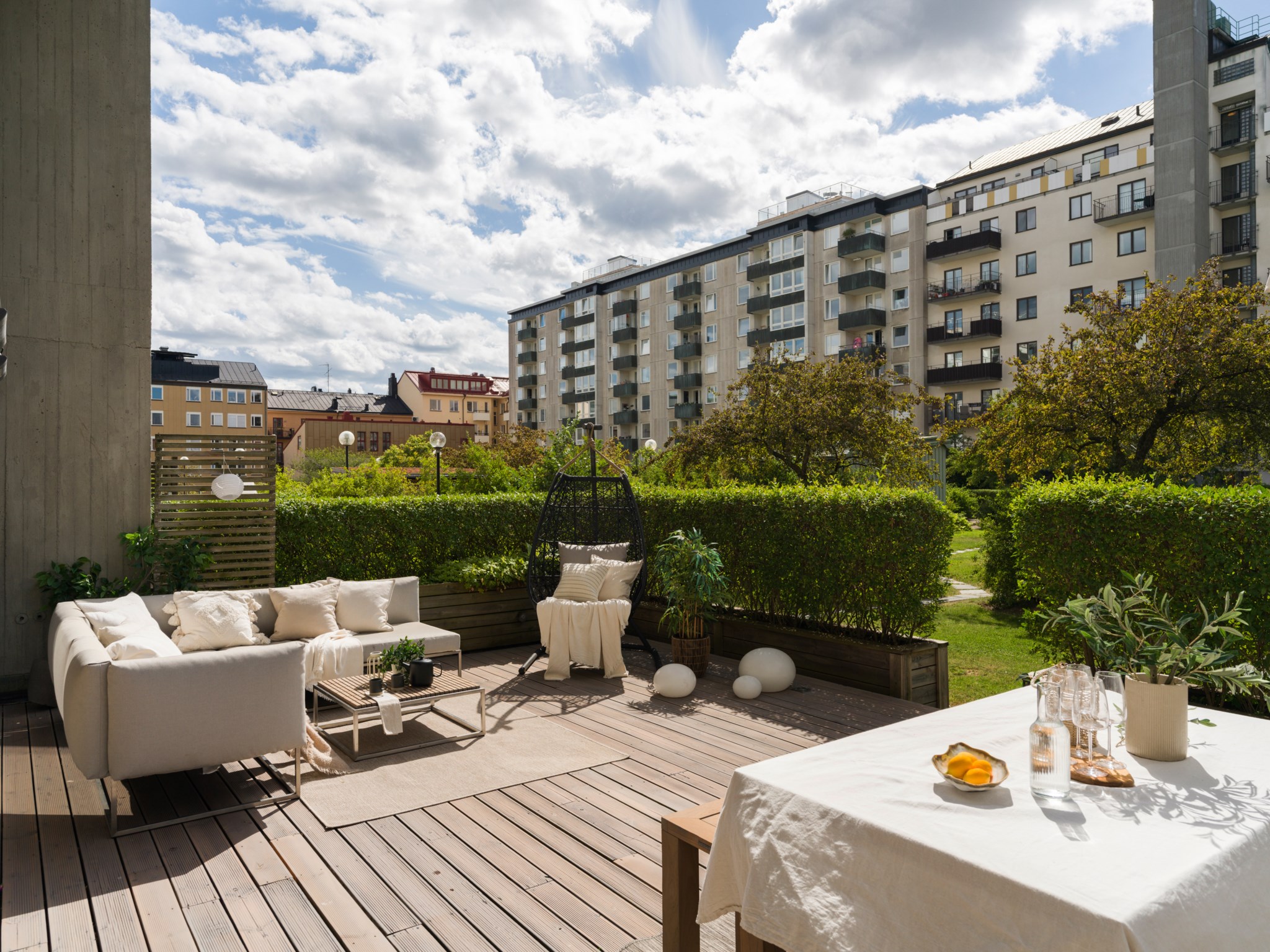 Stor terrass i ett eftertraktat solläge – njut av solen från lunch till kväll Tulegatan 49, 1 tr