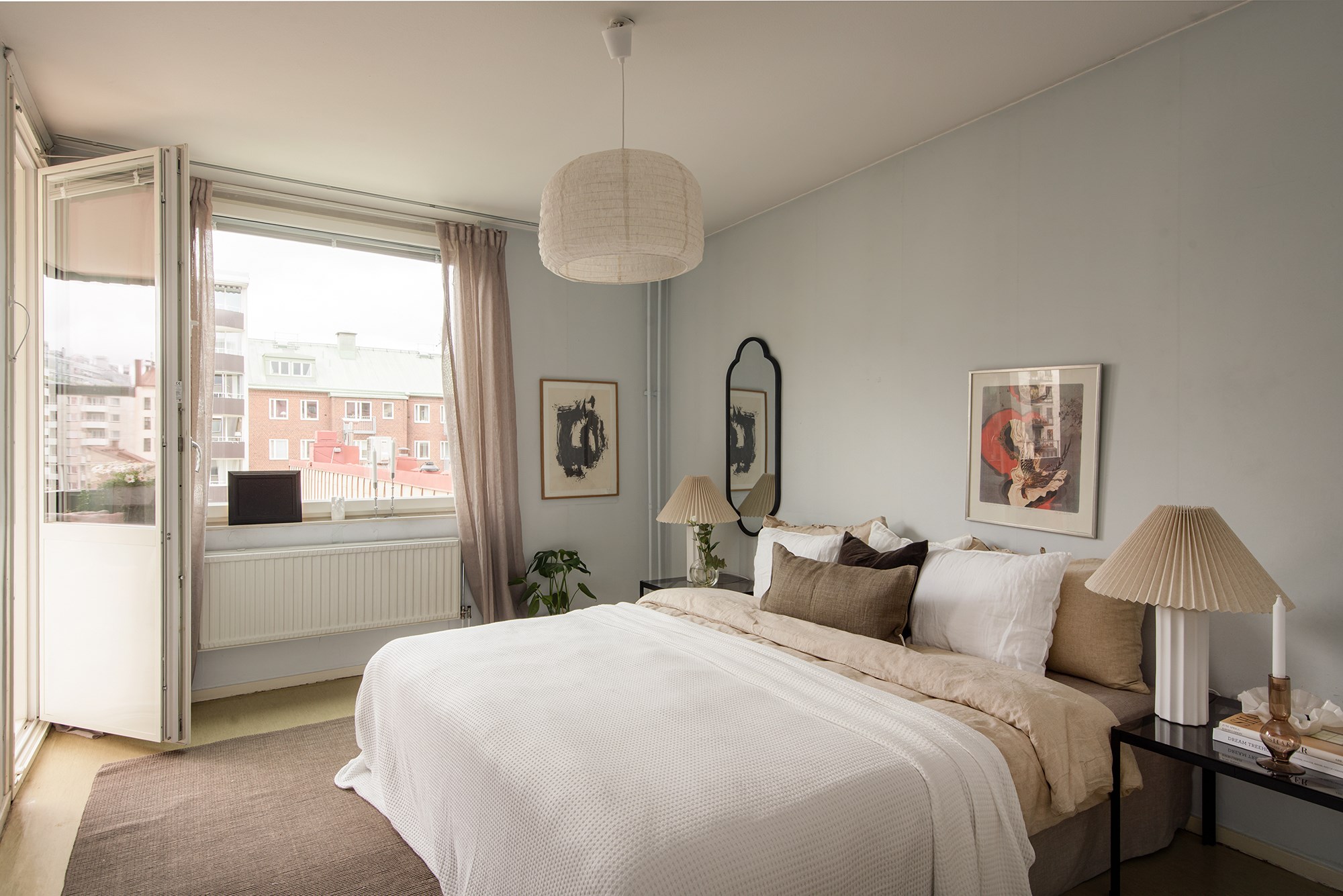 Master bedroom med utgång till balkong Döbelnsgatan 52
