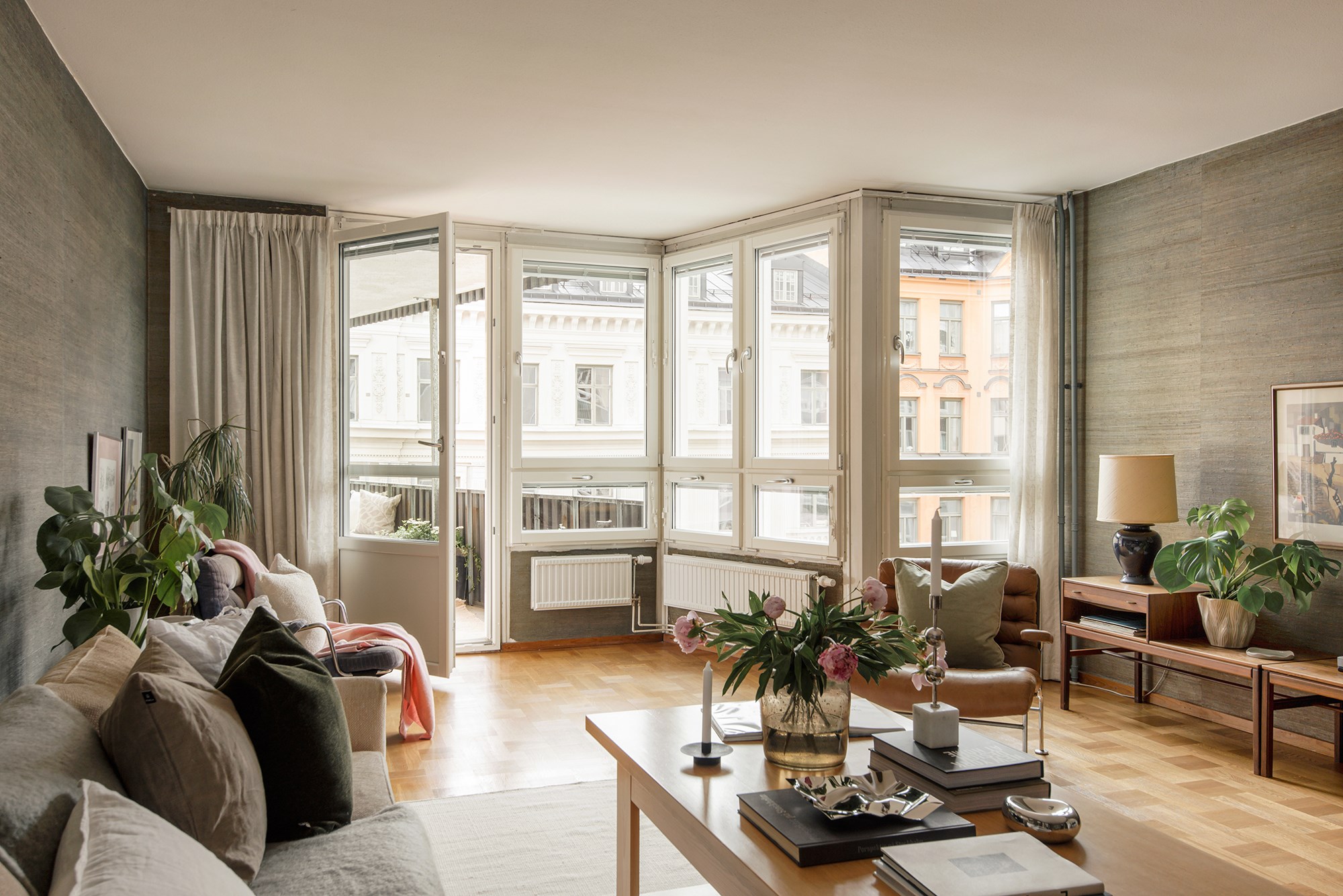 Sällskapsrum med många fönster Döbelnsgatan 52