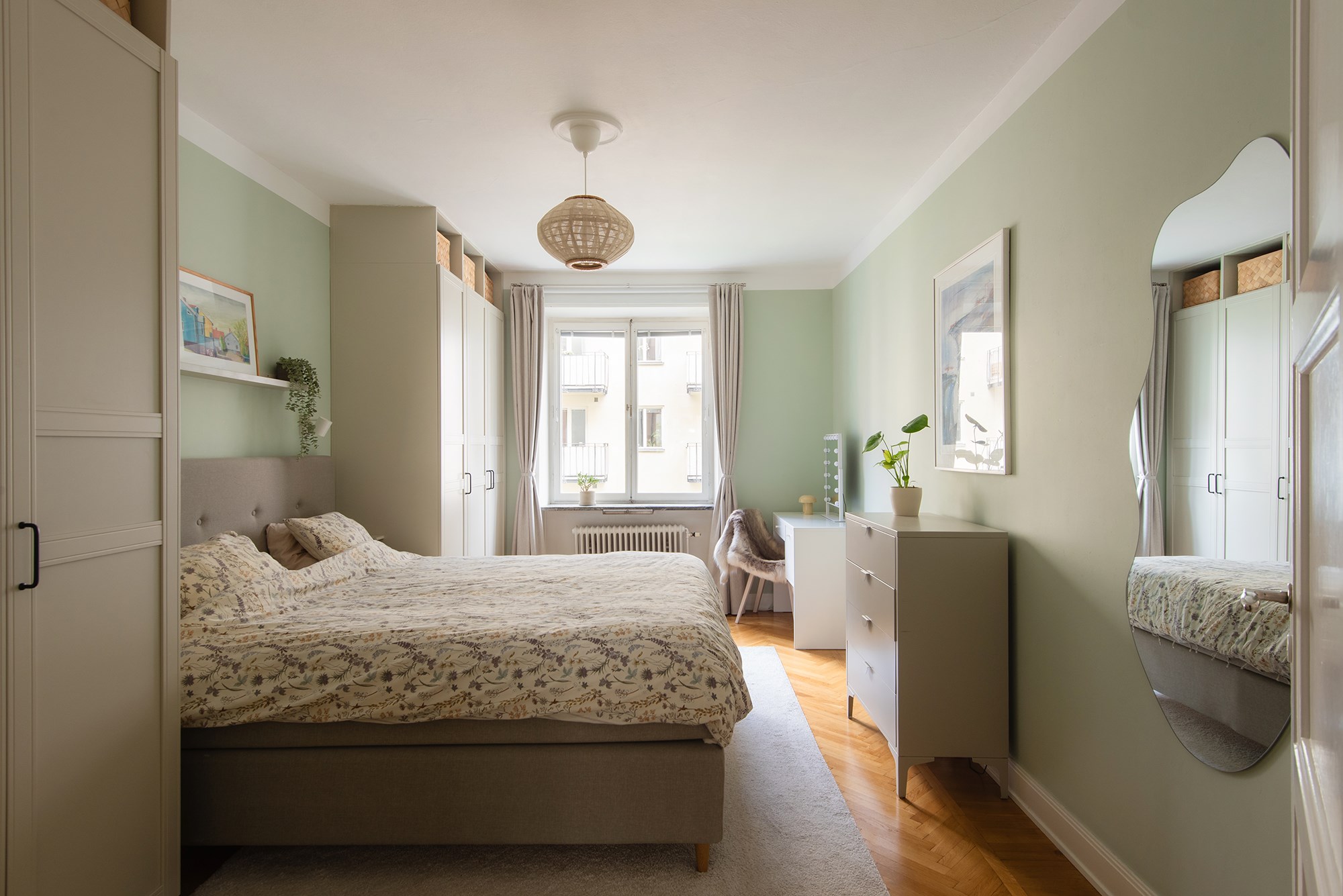 Generöst master bedroom med tyst läge mot gård Sveavägen 136, 2 tr