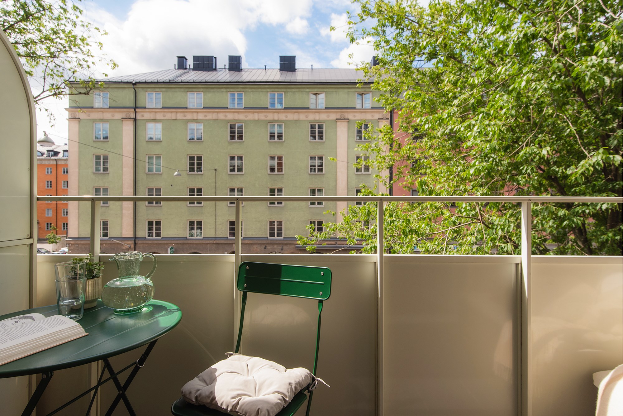 Balkong i väster med många soltimmar Sveavägen 136, 2 tr