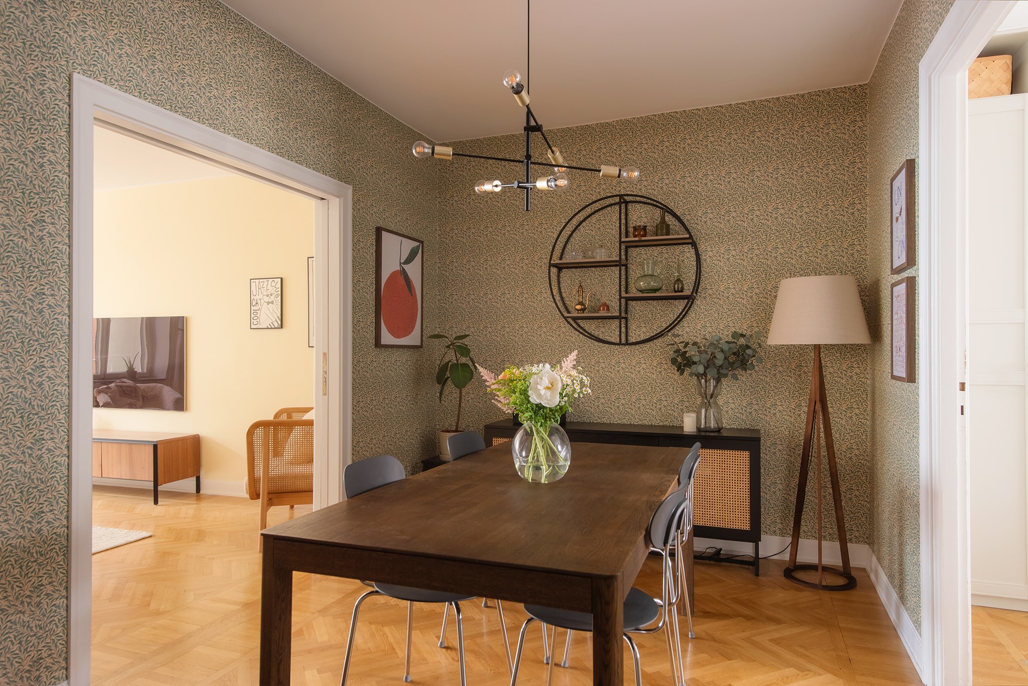 Inre hall med generös matplats Sveavägen 136, 2 tr