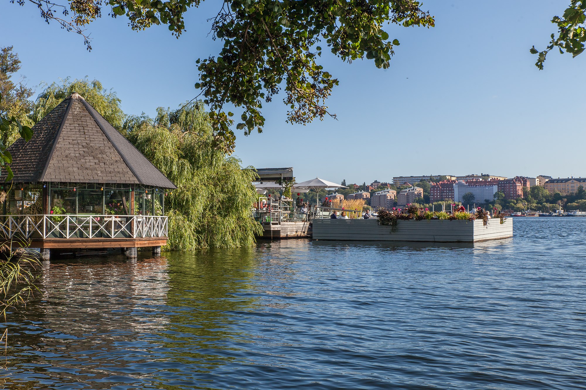 Mälarpaviljongens härliga open air bar runt hörnet Ehrensvärdsgatan 4, 3tr