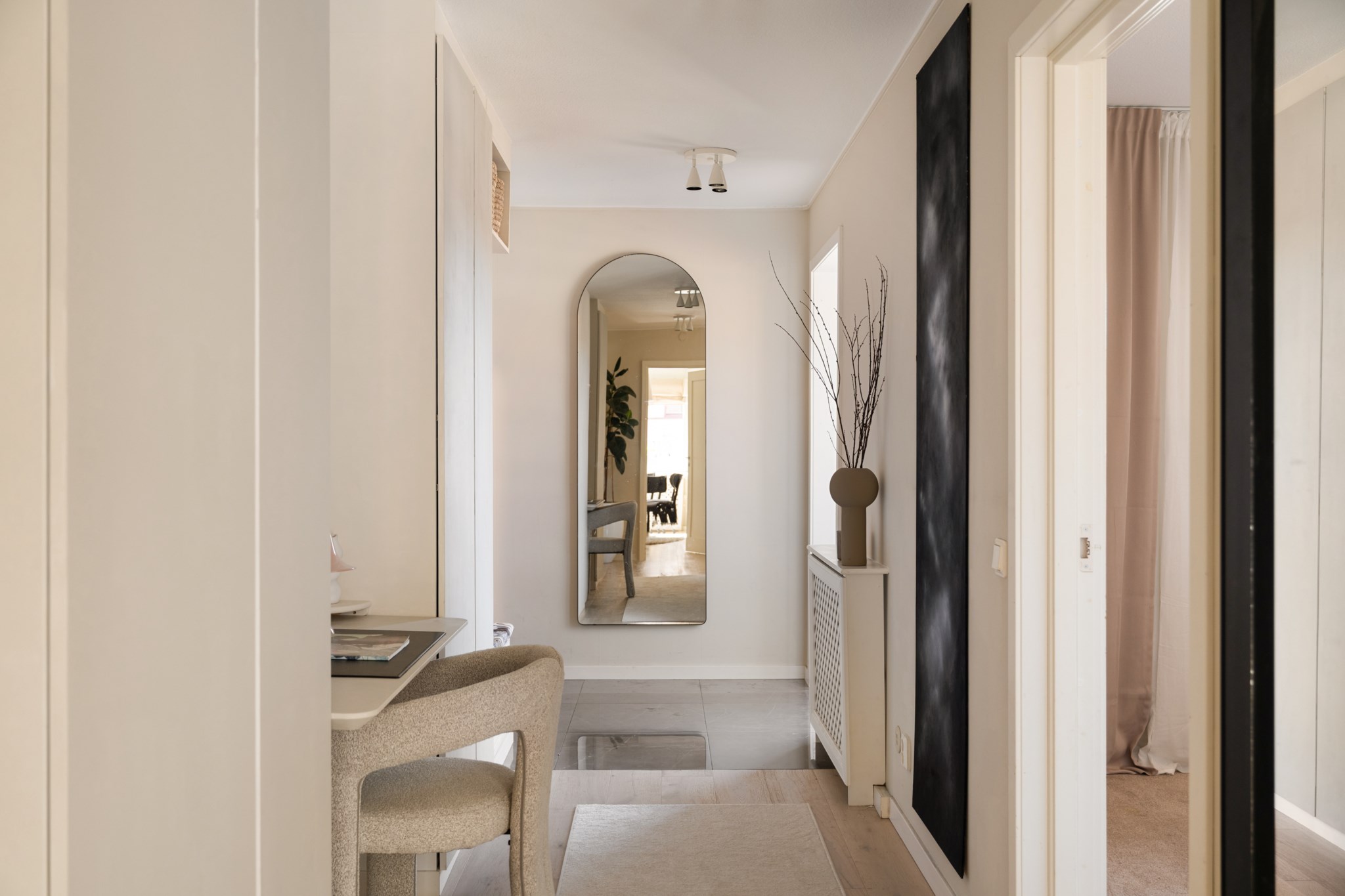 Hall med mörkt vackert marmorgolv och utgång till balkong Regeringsgatan 70B, 4 tr