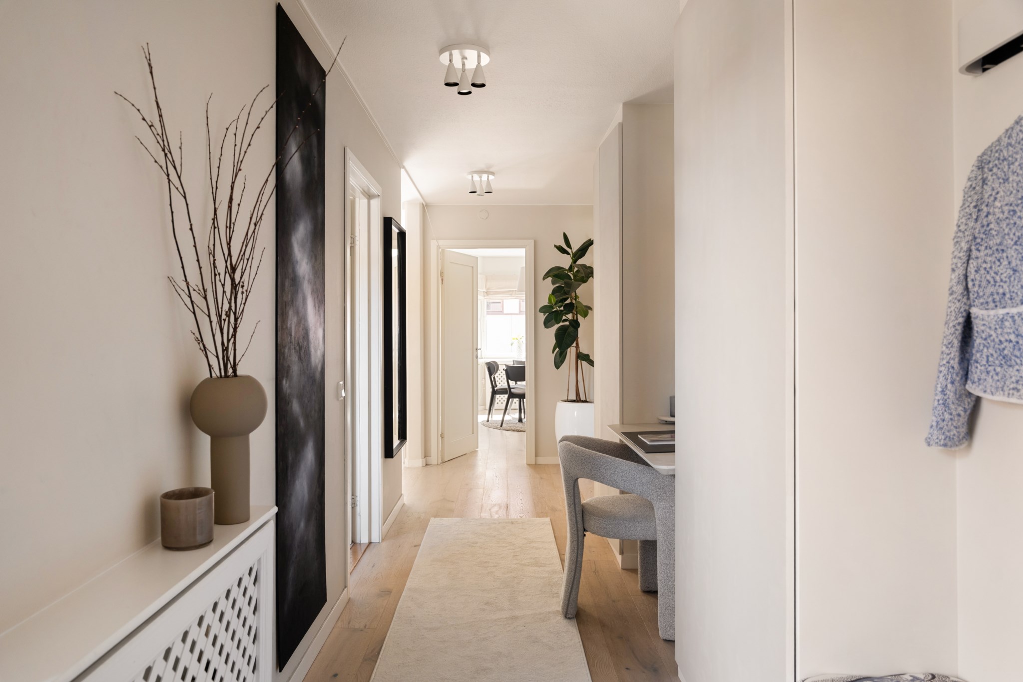 Trivsam hall med generös förvaring och platsbyggt skrivbord Regeringsgatan 70B, 4 tr