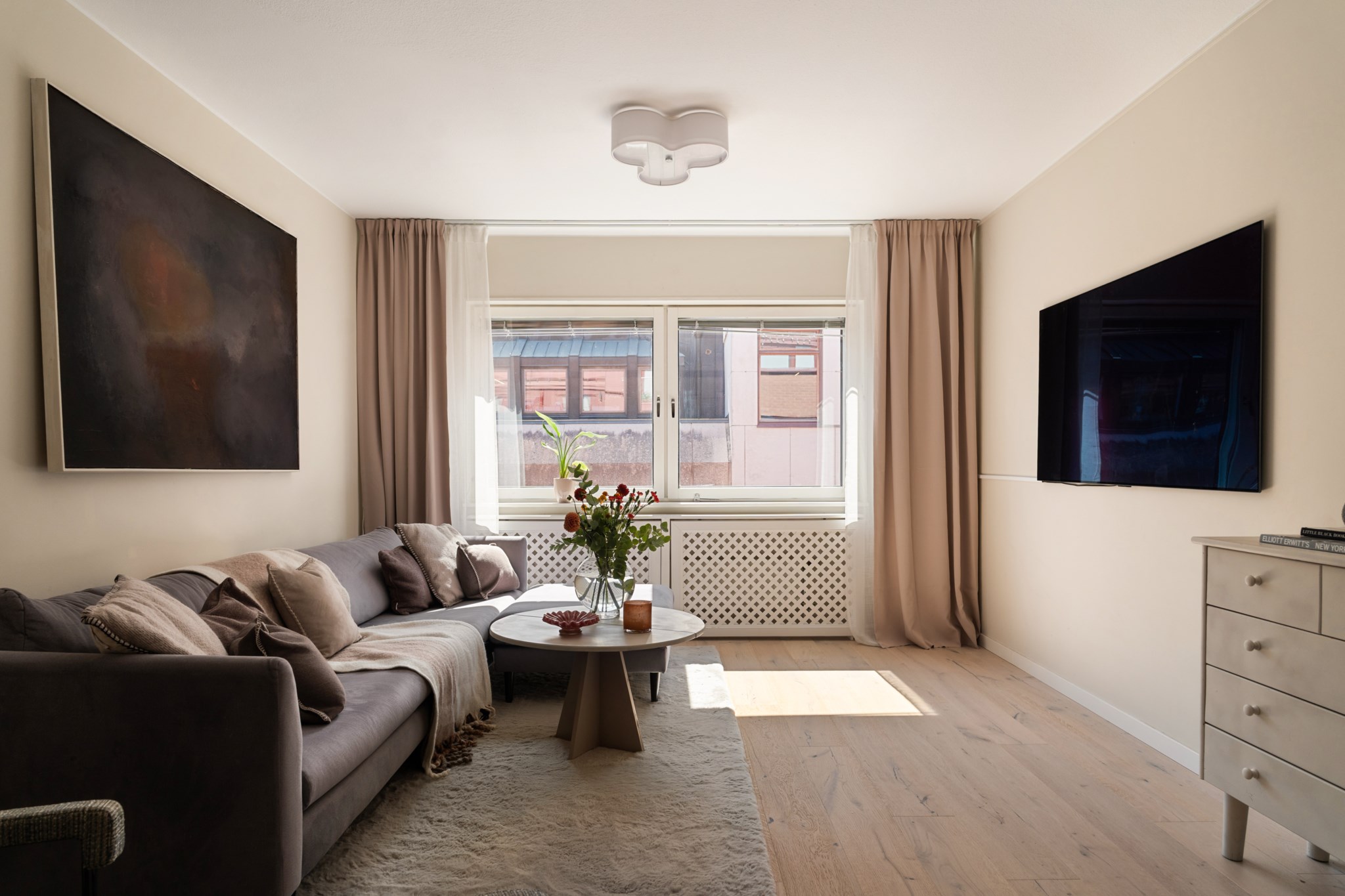 Sällskapsrum med flödande södersol Regeringsgatan 70B, 4 tr